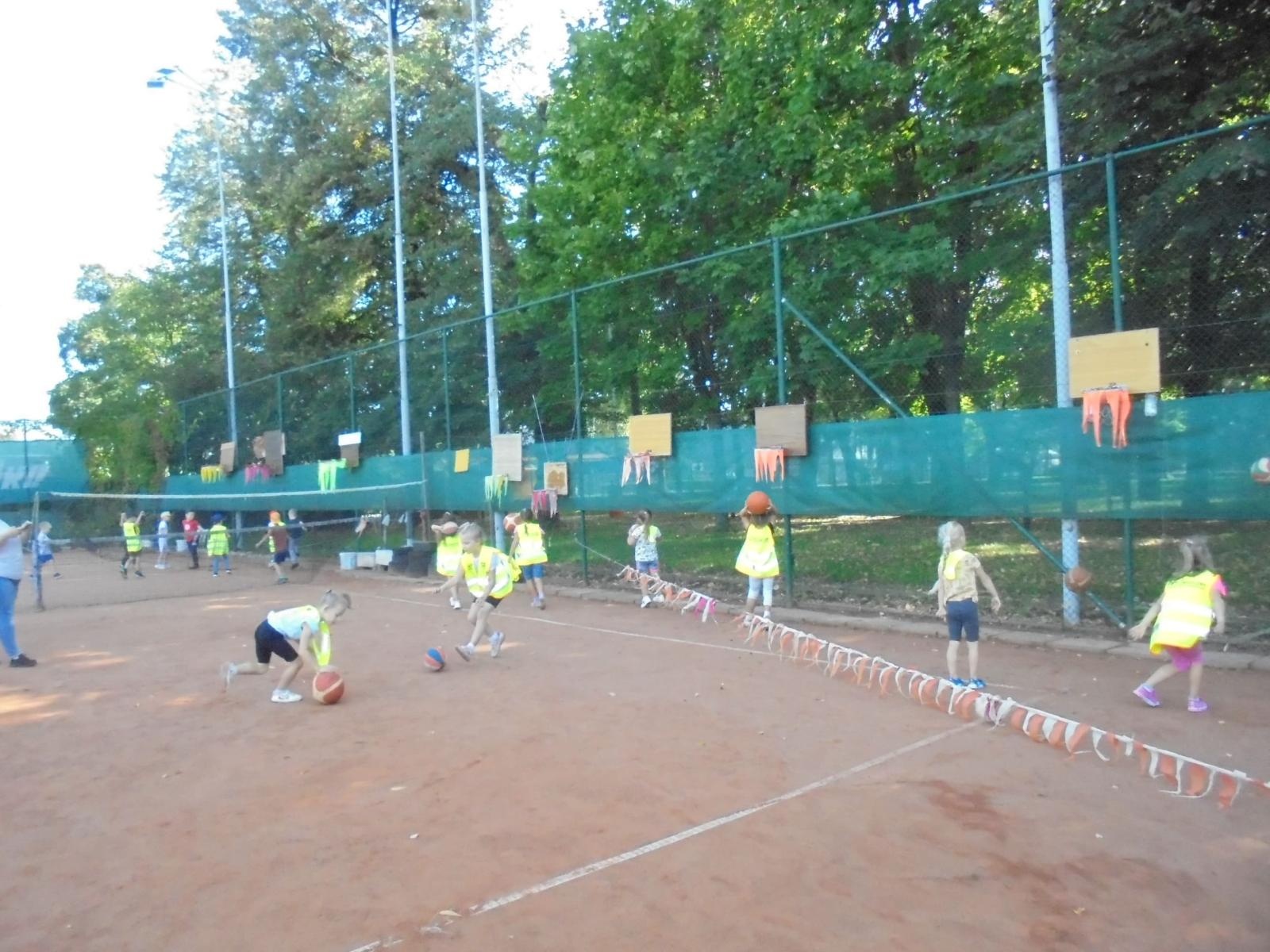 Zdjęcie w galerii na portalu naszraciborz.pl: Krasnoludki z Kochanowskiego poznały tajniki tenisa wiadomości z regionu