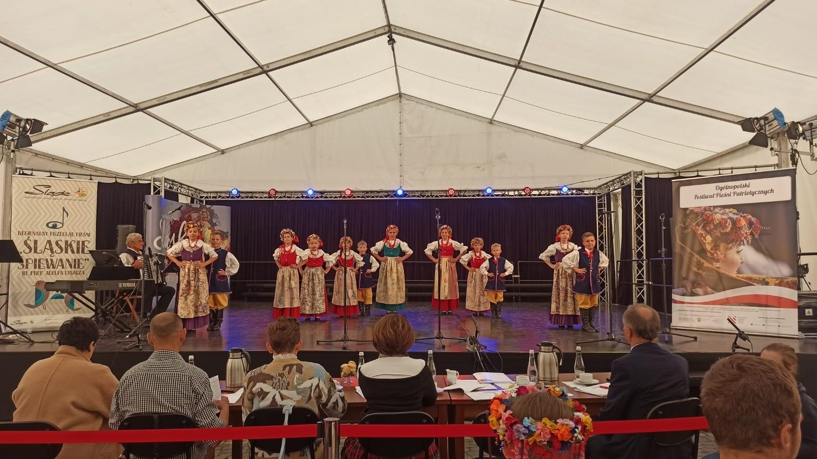 Zdjęcie w galerii na portalu naszraciborz.pl: Mała Strzecha z pierwszym miejscem na Festiwalu Śląskie śpiewanie wiadomości z regionu