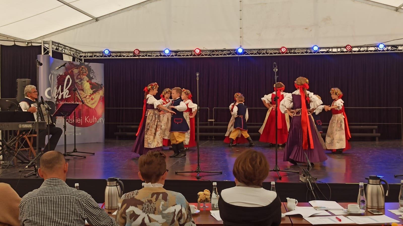 Zdjęcie w galerii na portalu naszraciborz.pl: Mała Strzecha z pierwszym miejscem na Festiwalu Śląskie śpiewanie wiadomości z regionu