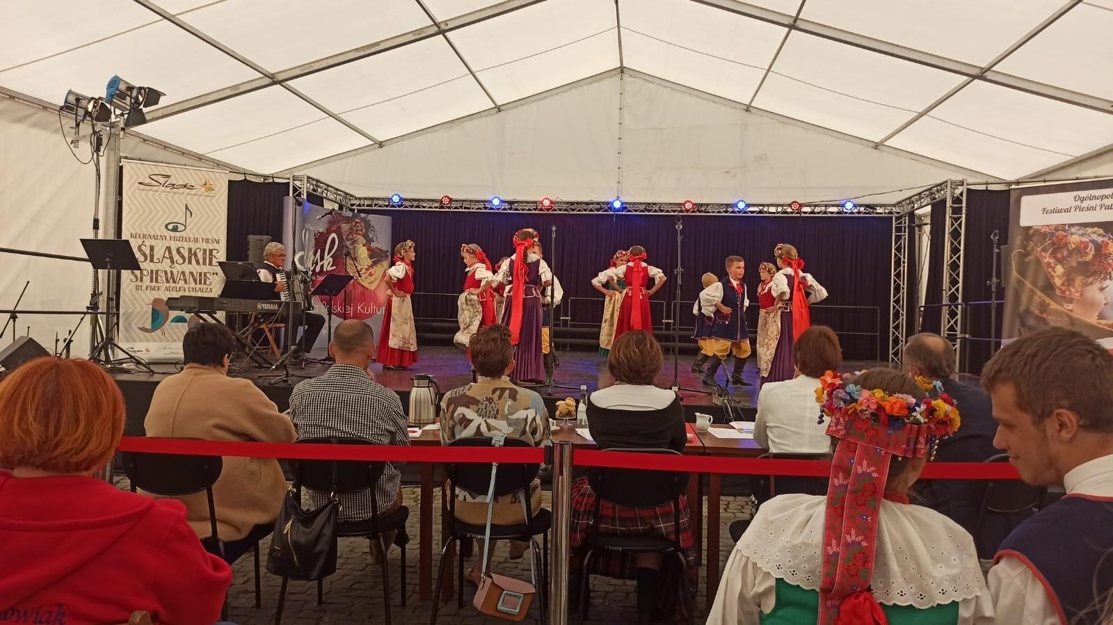 Zdjęcie w galerii na portalu naszraciborz.pl: Mała Strzecha z pierwszym miejscem na Festiwalu Śląskie śpiewanie wiadomości z regionu