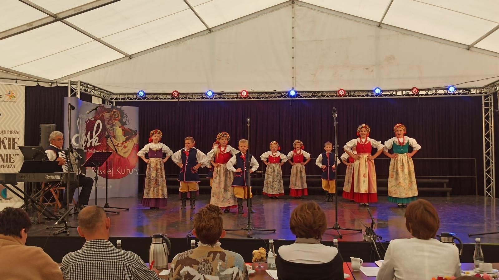 Zdjęcie w galerii na portalu naszraciborz.pl: Mała Strzecha z pierwszym miejscem na Festiwalu Śląskie śpiewanie wiadomości z regionu