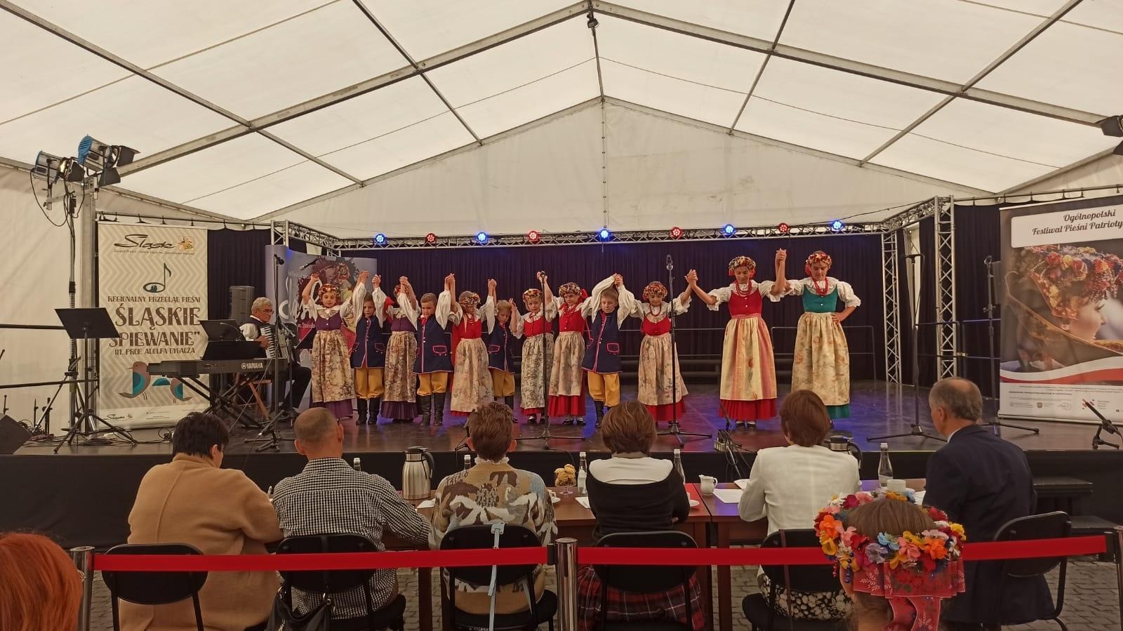 Zdjęcie w galerii na portalu naszraciborz.pl: Mała Strzecha z pierwszym miejscem na Festiwalu Śląskie śpiewanie wiadomości z regionu