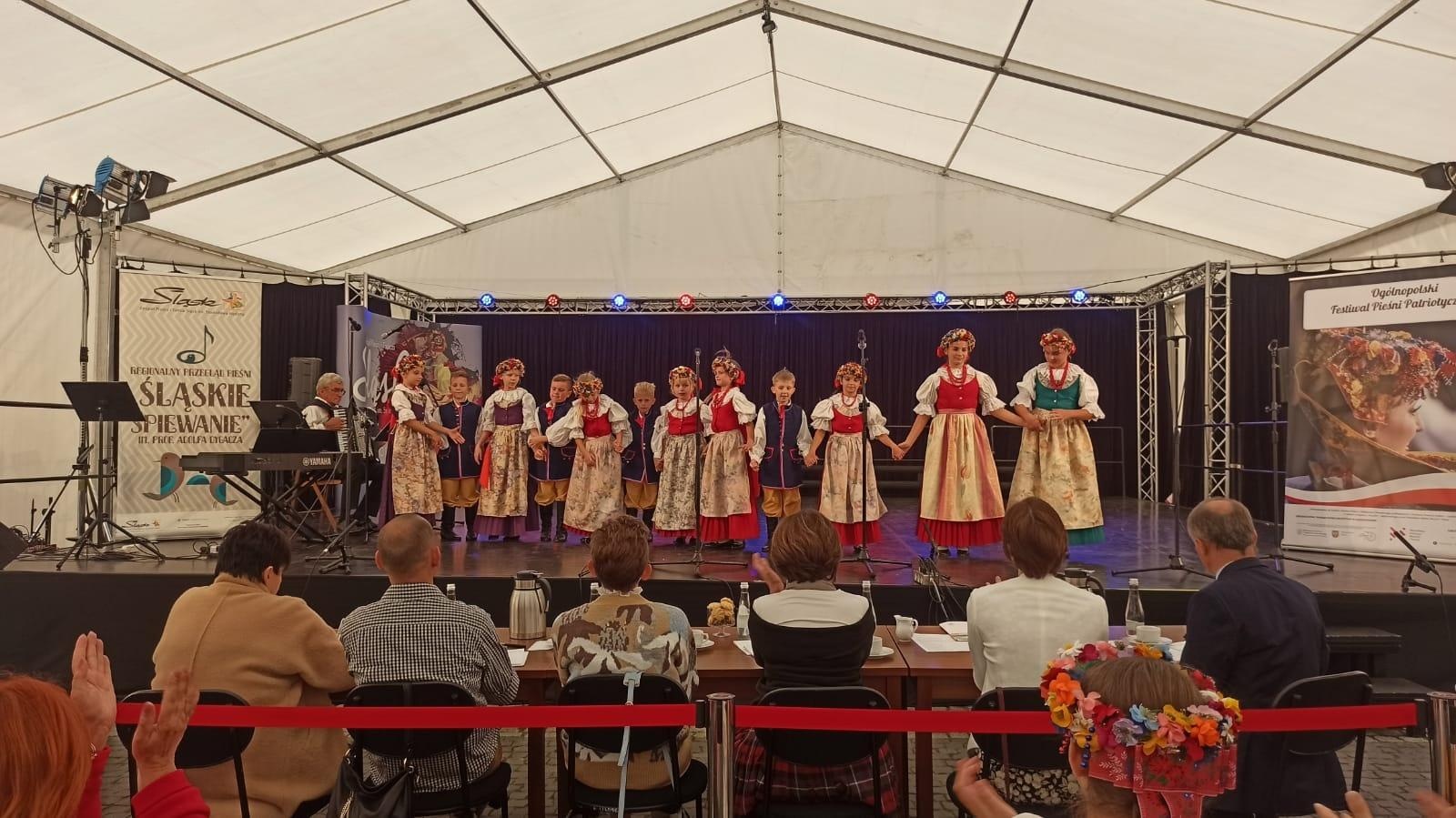 Zdjęcie w galerii na portalu naszraciborz.pl: Mała Strzecha z pierwszym miejscem na Festiwalu Śląskie śpiewanie wiadomości z regionu