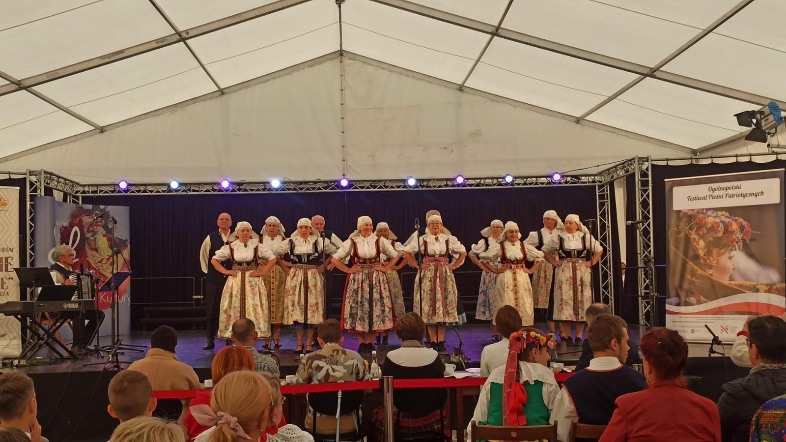 Zdjęcie w galerii na portalu naszraciborz.pl: Mała Strzecha z pierwszym miejscem na Festiwalu Śląskie śpiewanie wiadomości z regionu