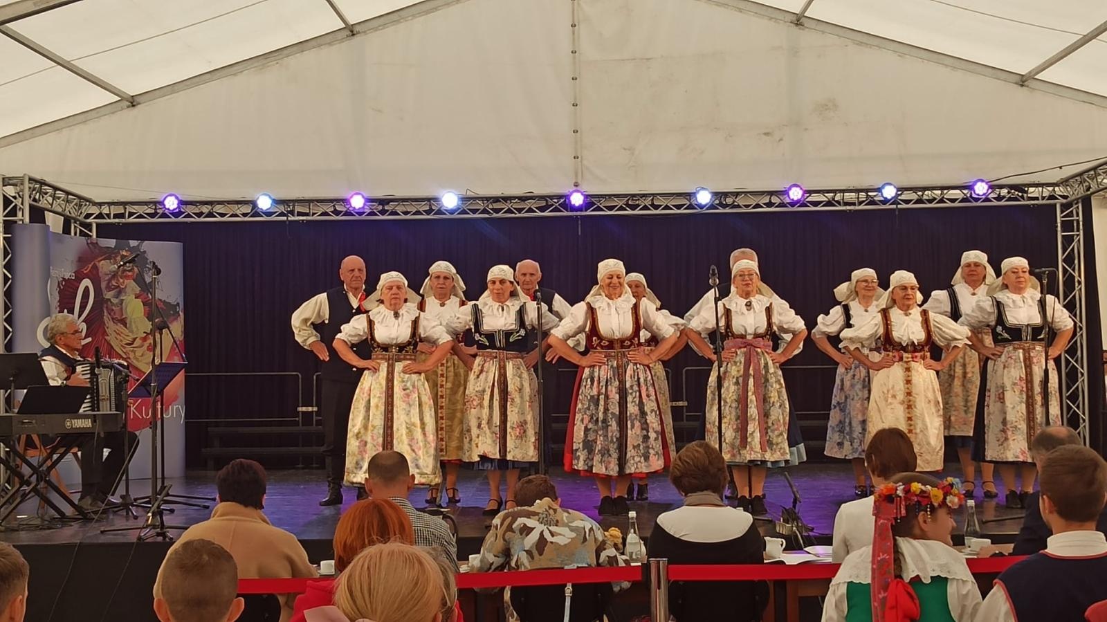 Zdjęcie w galerii na portalu naszraciborz.pl: Mała Strzecha z pierwszym miejscem na Festiwalu Śląskie śpiewanie wiadomości z regionu