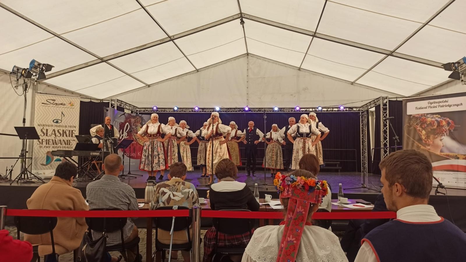 Zdjęcie w galerii na portalu naszraciborz.pl: Mała Strzecha z pierwszym miejscem na Festiwalu Śląskie śpiewanie wiadomości z regionu