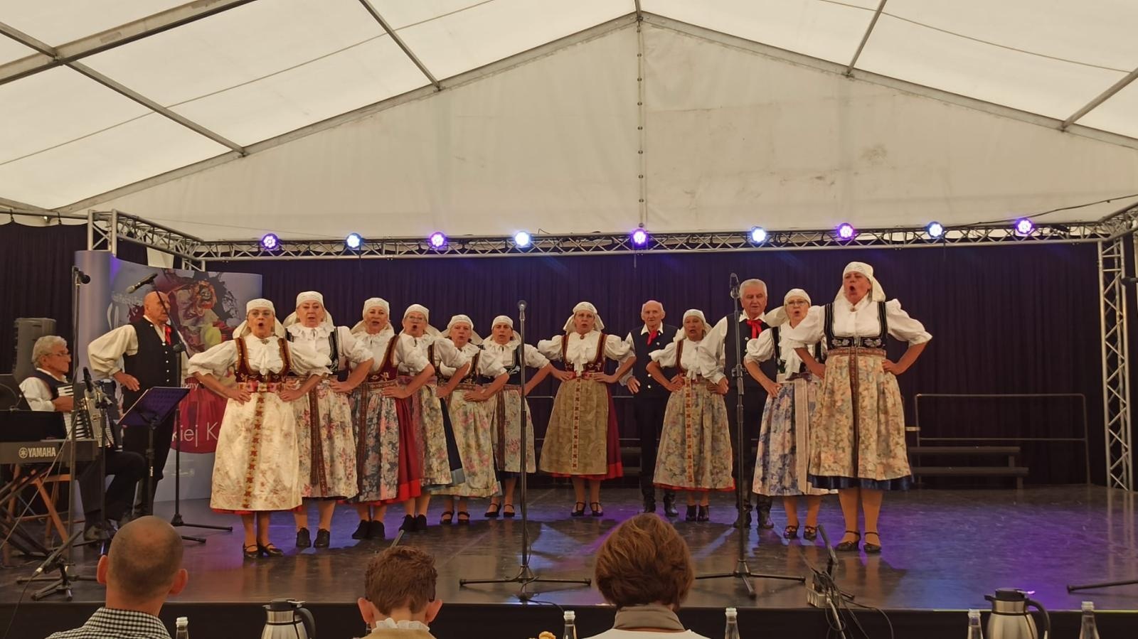 Zdjęcie w galerii na portalu naszraciborz.pl: Mała Strzecha z pierwszym miejscem na Festiwalu Śląskie śpiewanie wiadomości z regionu