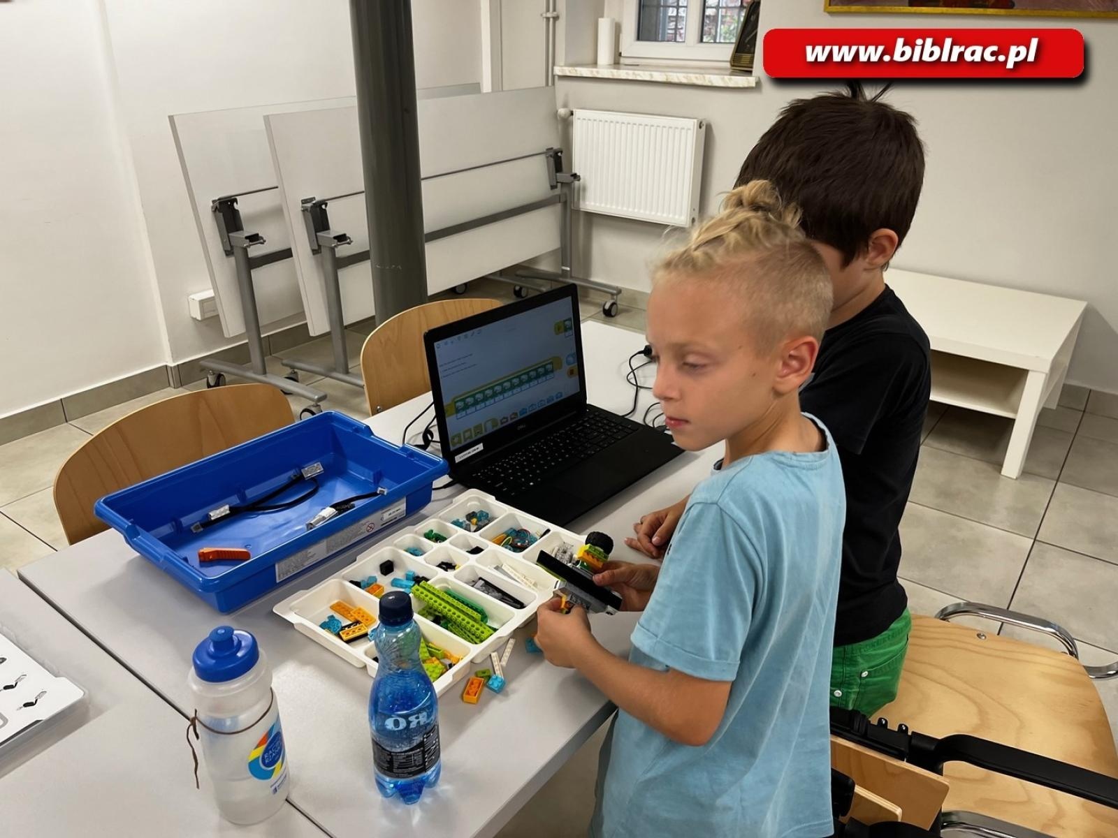 Zdjęcie w galerii na portalu naszraciborz.pl: Pierwsze spotkanie Klubu LEGO w bibliotece wiadomości z regionu