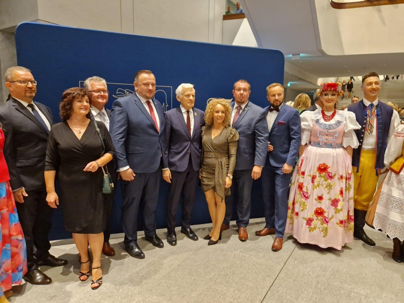 Zdjęcie w galerii na portalu naszraciborz.pl: Super starosta i super wójt. Samorządowcy naszego powiatu na gali 25-lecia Województwa Śląskiego wiadomości z regionu