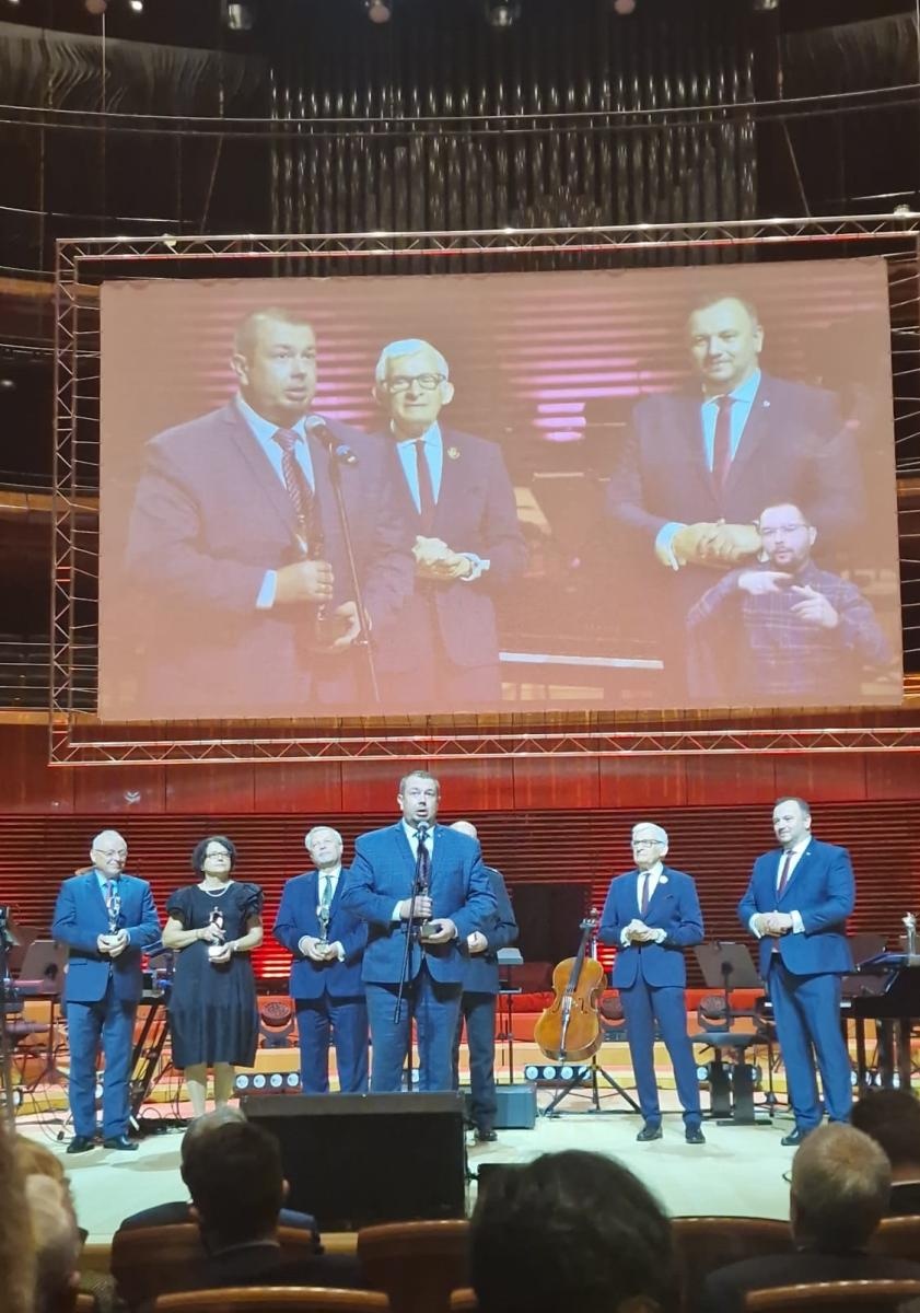 Zdjęcie w galerii na portalu naszraciborz.pl: Super starosta i super wójt. Samorządowcy naszego powiatu na gali 25-lecia Województwa Śląskiego wiadomości z regionu