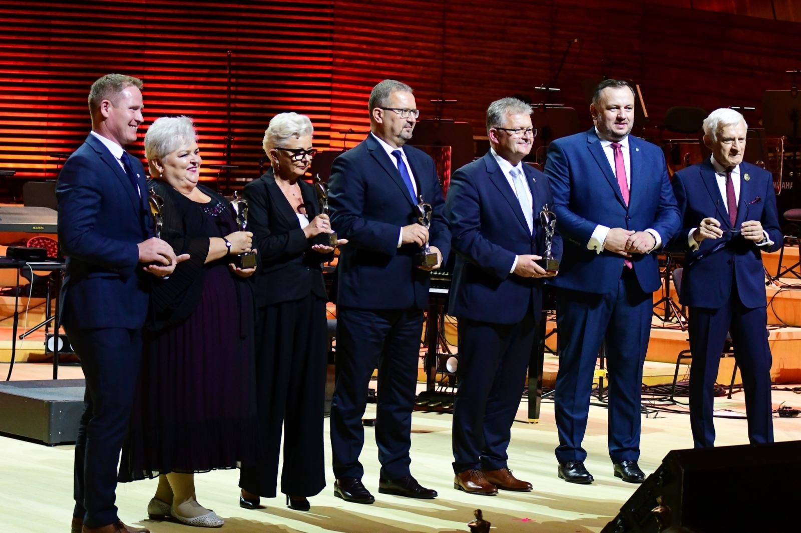 Zdjęcie w galerii na portalu naszraciborz.pl: Super starosta i super wójt. Samorządowcy naszego powiatu na gali 25-lecia Województwa Śląskiego wiadomości z regionu