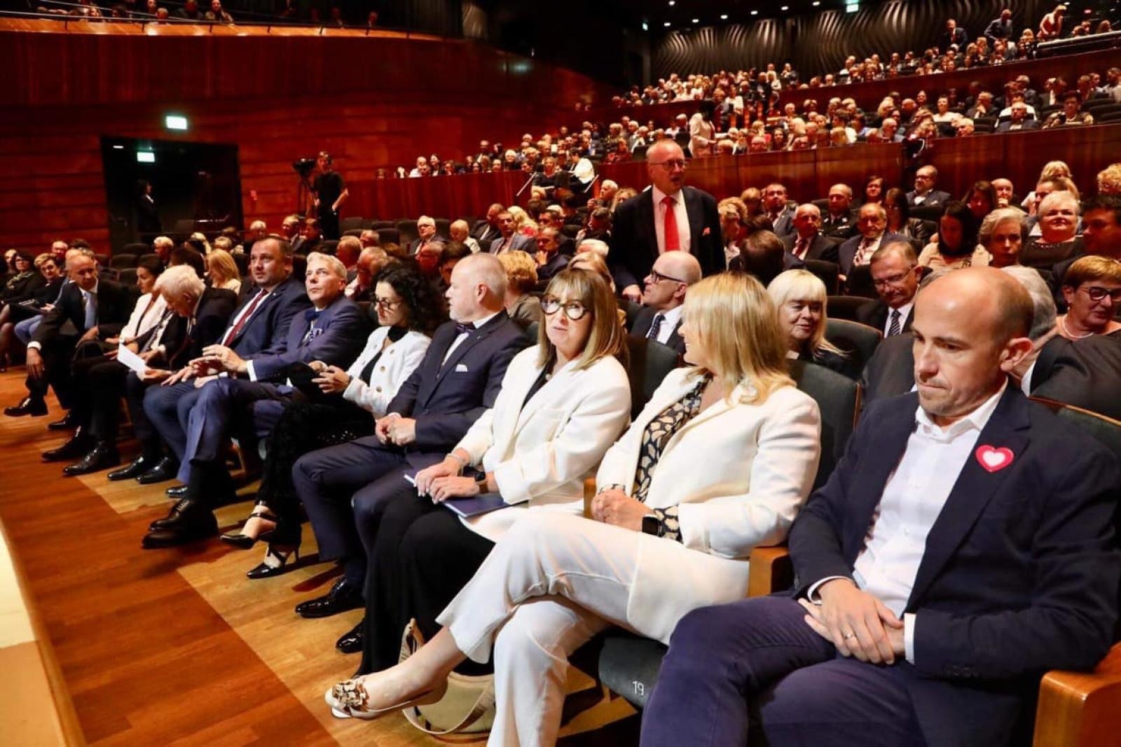 Zdjęcie w galerii na portalu naszraciborz.pl: Super starosta i super wójt. Samorządowcy naszego powiatu na gali 25-lecia Województwa Śląskiego wiadomości z regionu