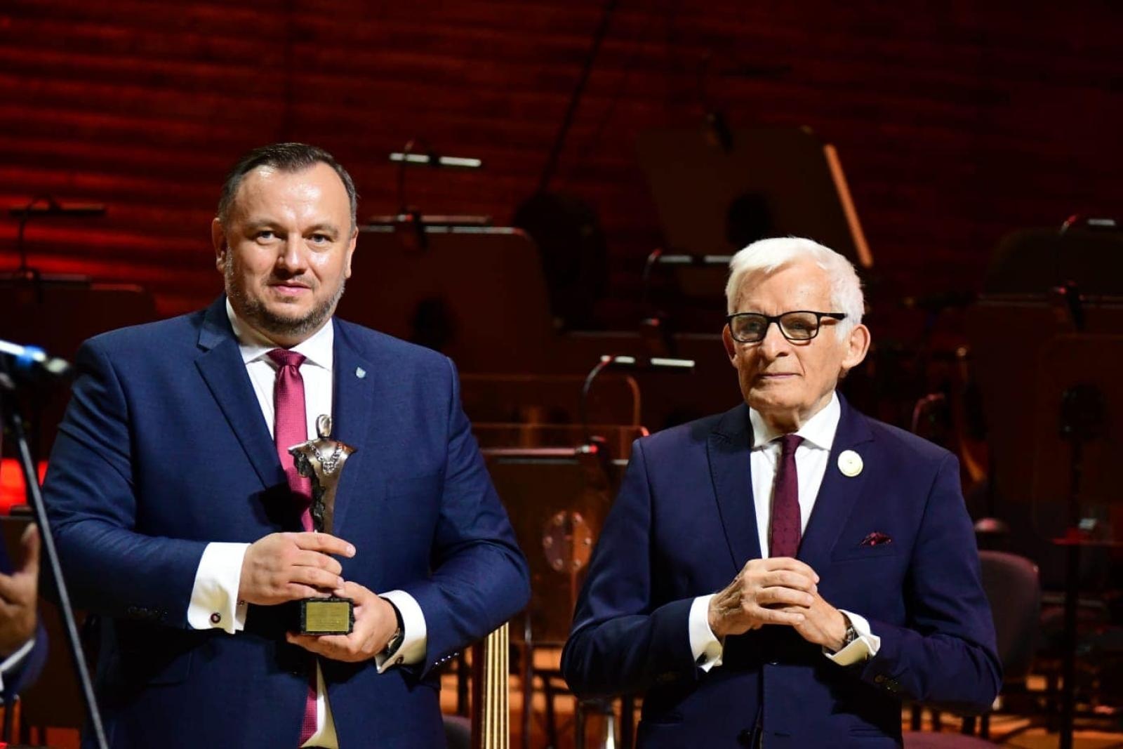 Zdjęcie w galerii na portalu naszraciborz.pl: Super starosta i super wójt. Samorządowcy naszego powiatu na gali 25-lecia Województwa Śląskiego wiadomości z regionu