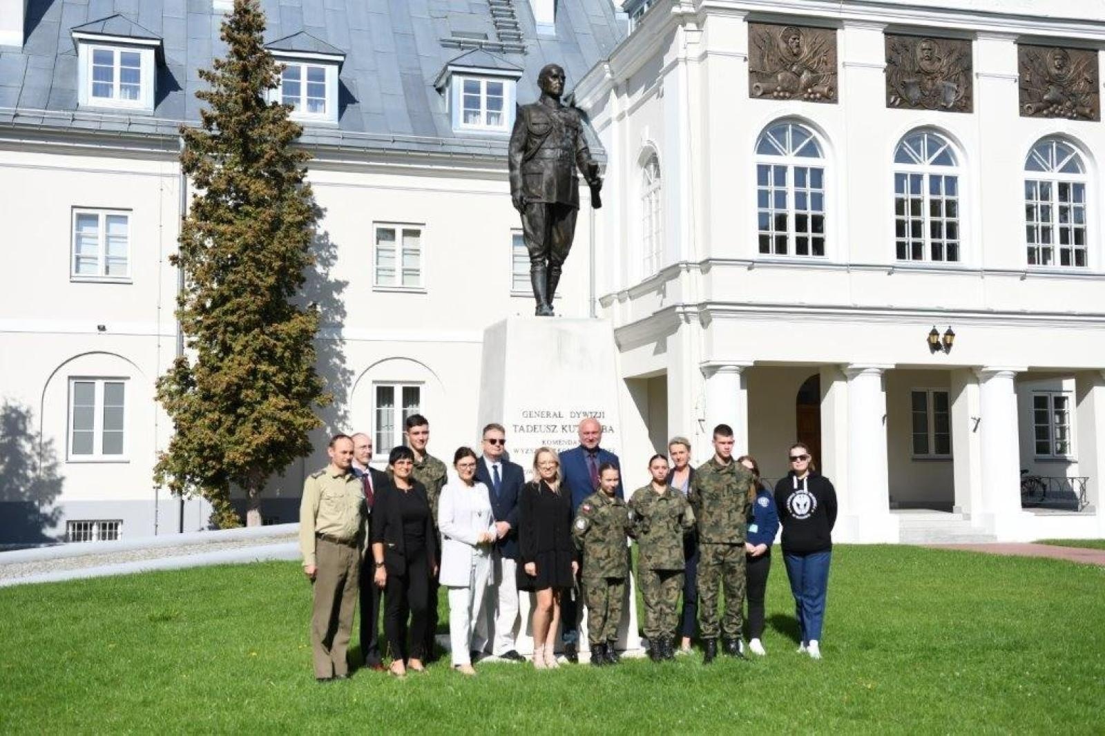 Zdjęcie w galerii na portalu naszraciborz.pl: ZSOMS w Raciborzu objęty patronatem Akademii Sztuki Wojennej w Warszawie wiadomości z regionu