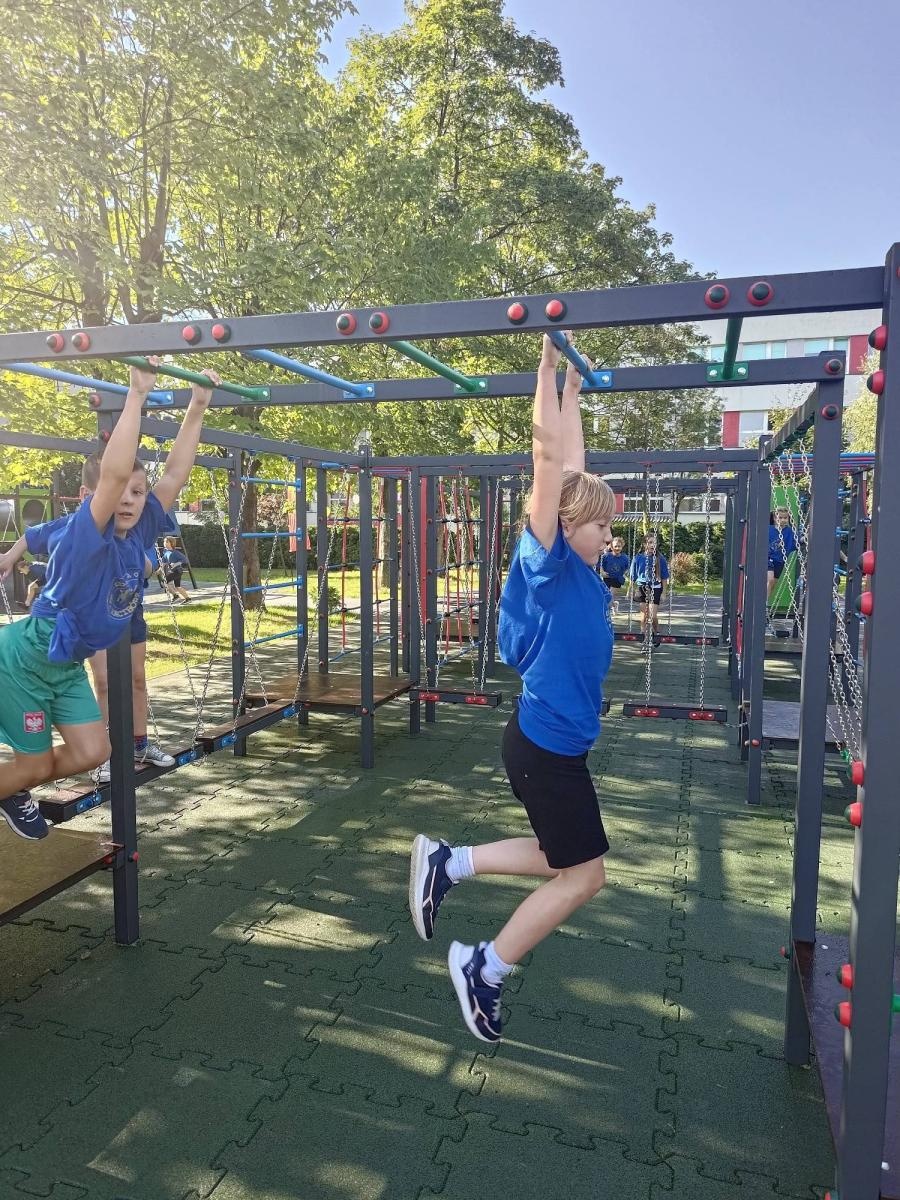 Zdjęcie w galerii na portalu naszraciborz.pl: Nowy plac zabaw przy SP 1 na Ostrogu już otwarty wiadomości z regionu