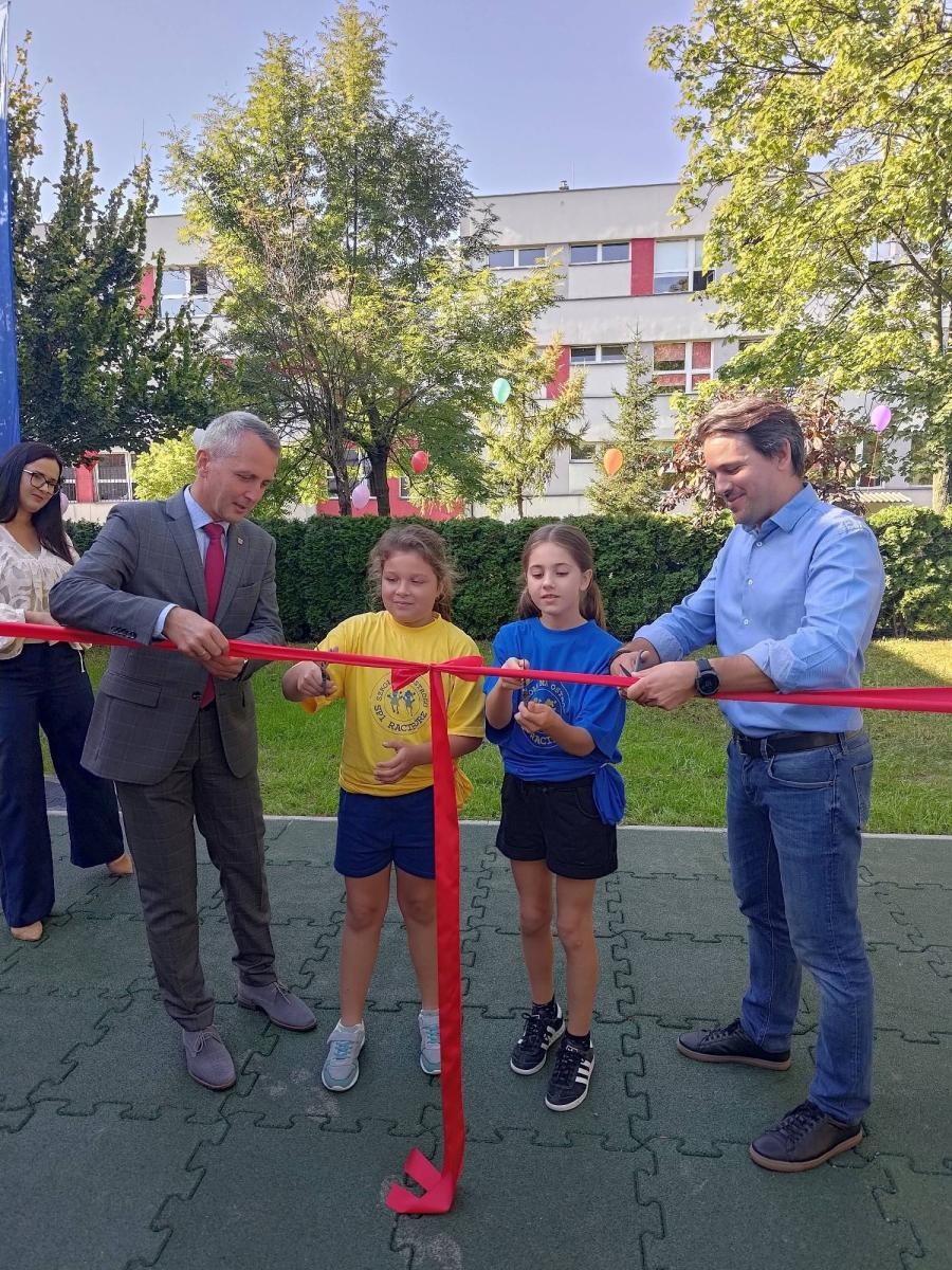 Zdjęcie w galerii na portalu naszraciborz.pl: Nowy plac zabaw przy SP 1 na Ostrogu już otwarty wiadomości z regionu