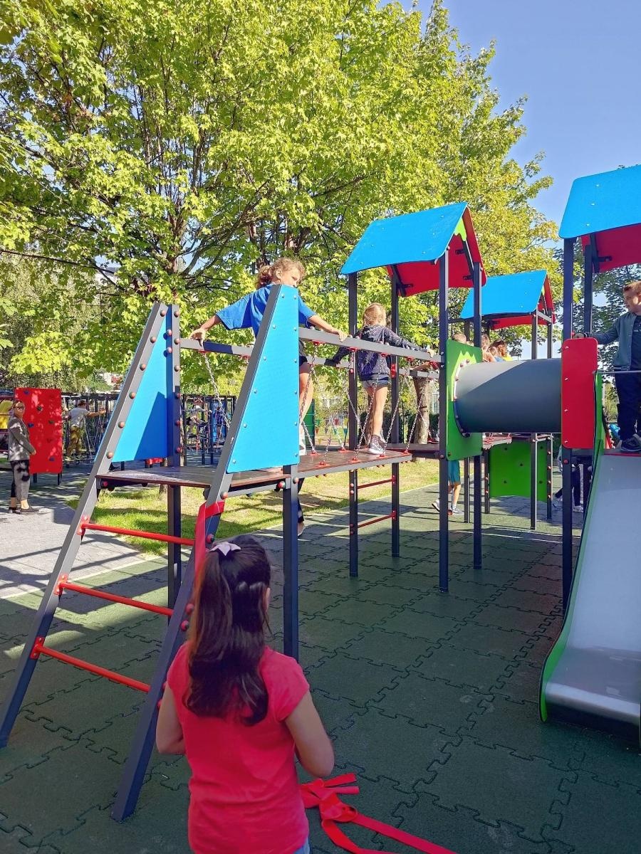 Zdjęcie w galerii na portalu naszraciborz.pl: Nowy plac zabaw przy SP 1 na Ostrogu już otwarty wiadomości z regionu