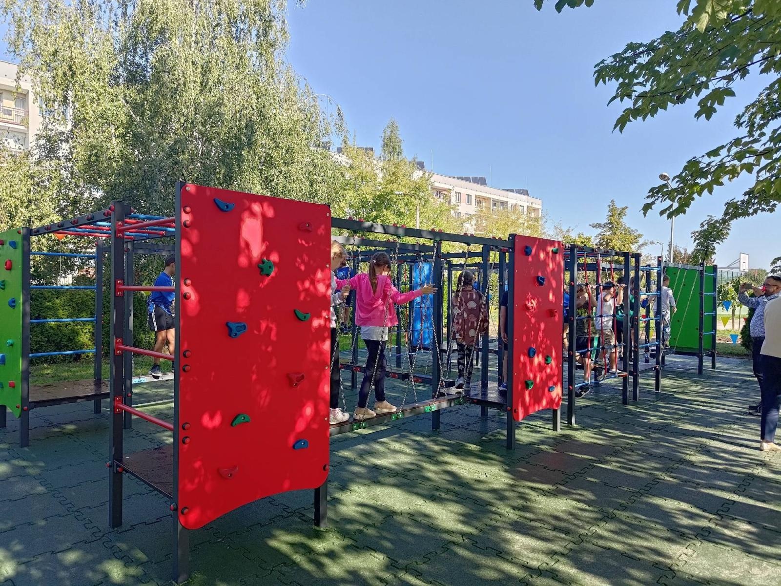 Zdjęcie w galerii na portalu naszraciborz.pl: Nowy plac zabaw przy SP 1 na Ostrogu już otwarty wiadomości z regionu