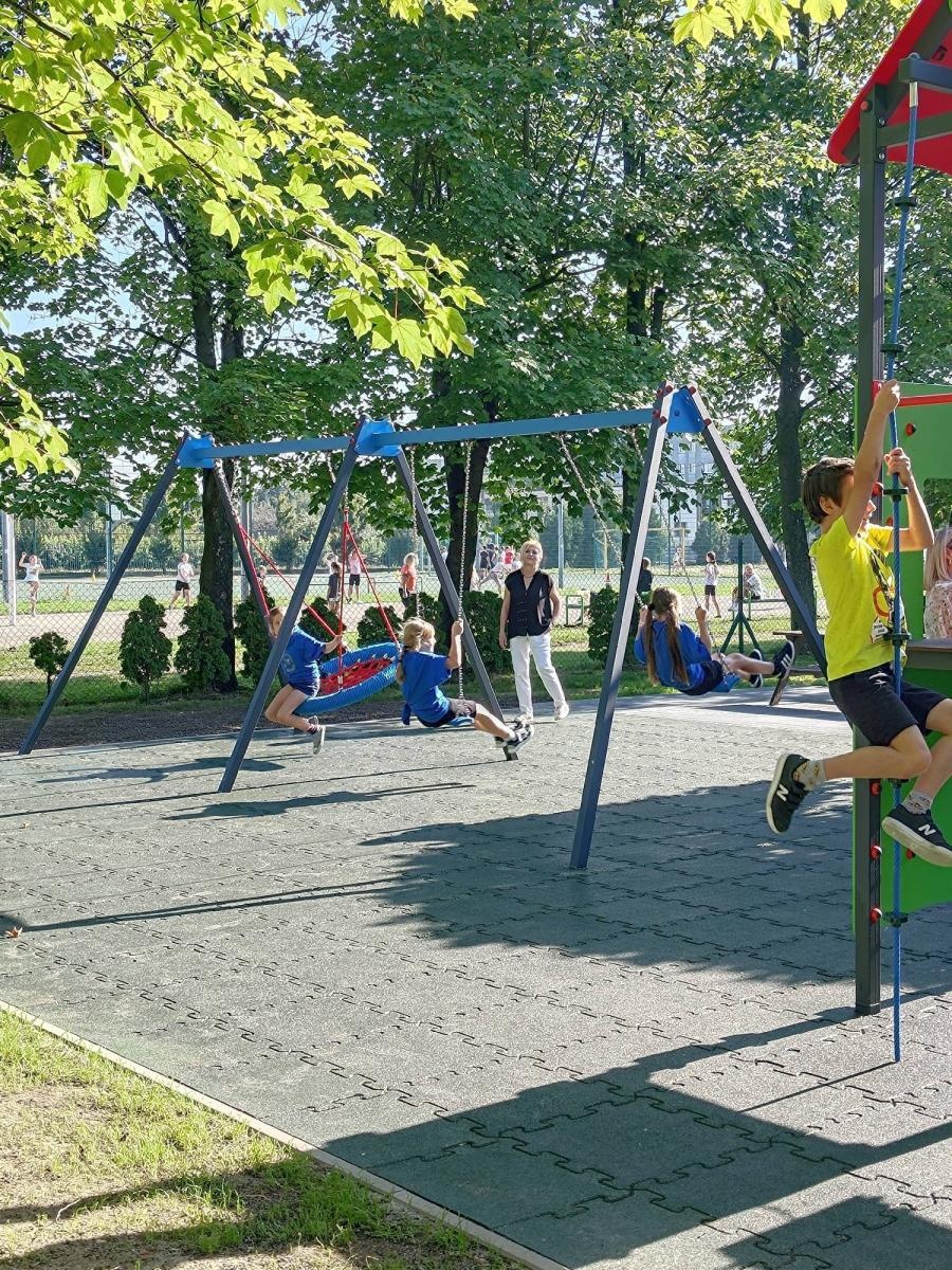 Zdjęcie w galerii na portalu naszraciborz.pl: Nowy plac zabaw przy SP 1 na Ostrogu już otwarty wiadomości z regionu
