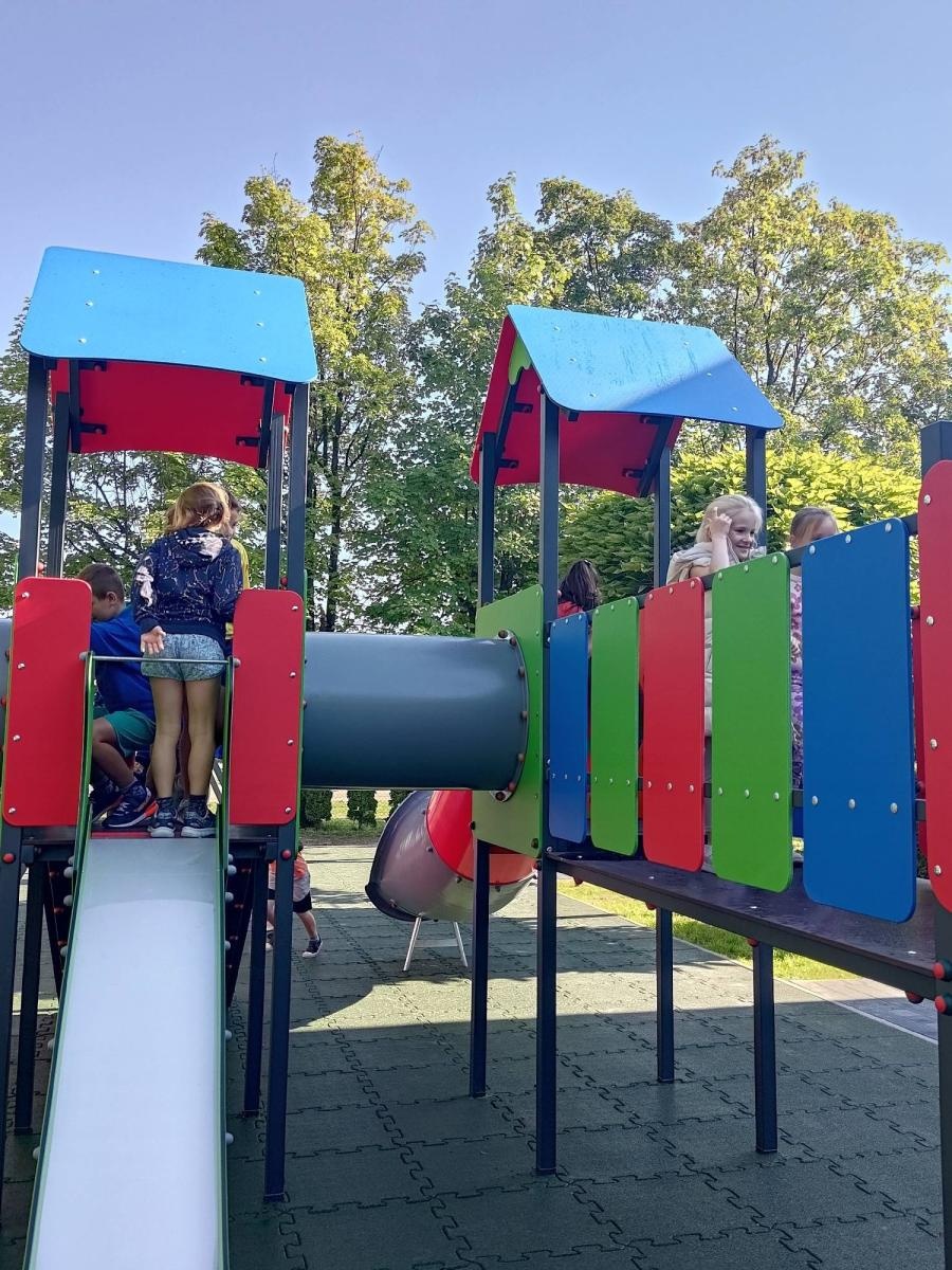 Zdjęcie w galerii na portalu naszraciborz.pl: Nowy plac zabaw przy SP 1 na Ostrogu już otwarty wiadomości z regionu