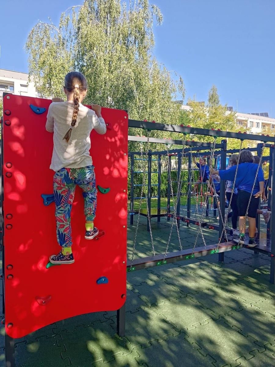 Zdjęcie w galerii na portalu naszraciborz.pl: Nowy plac zabaw przy SP 1 na Ostrogu już otwarty wiadomości z regionu