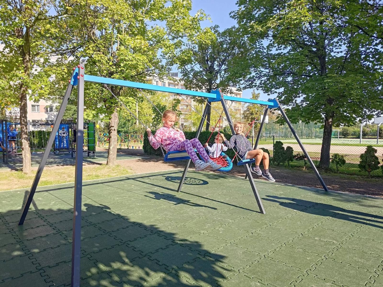 Zdjęcie w galerii na portalu naszraciborz.pl: Nowy plac zabaw przy SP 1 na Ostrogu już otwarty wiadomości z regionu