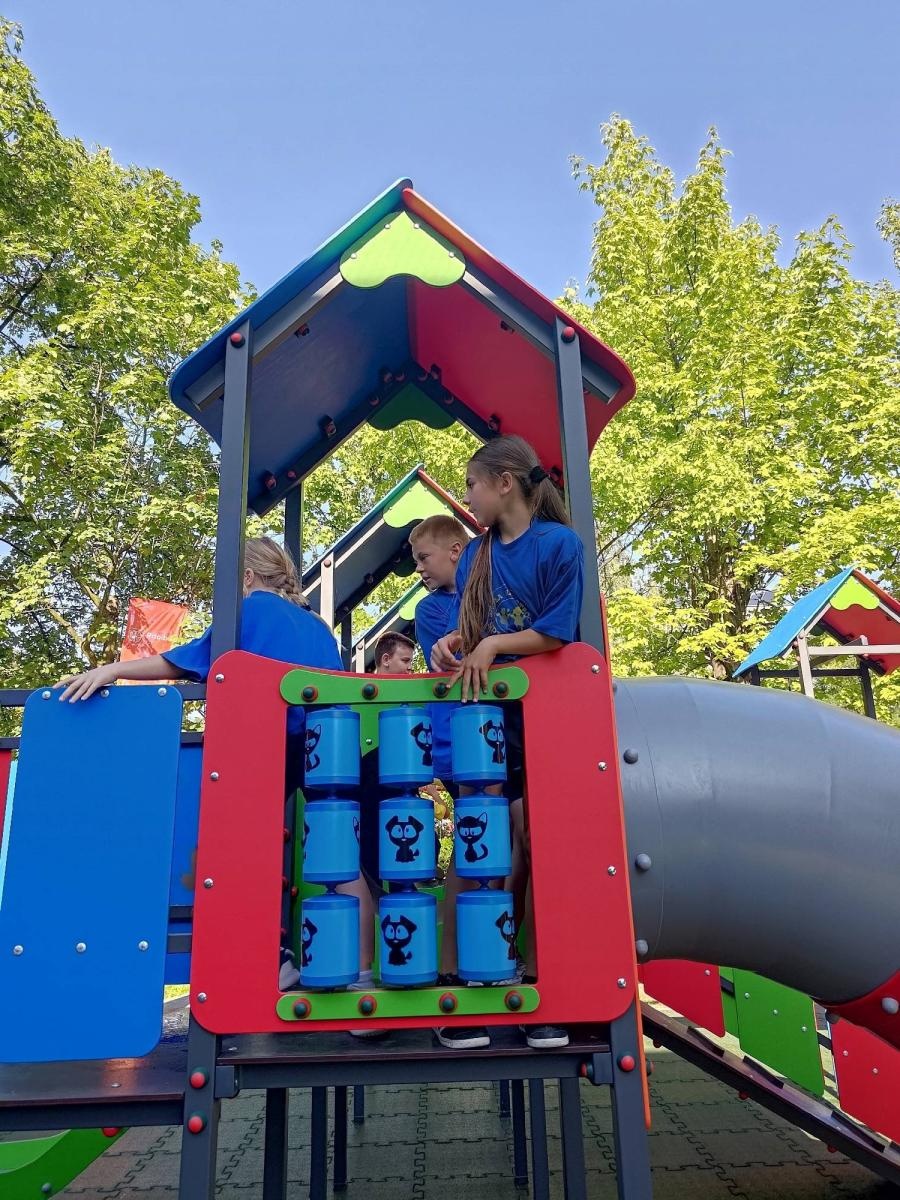 Zdjęcie w galerii na portalu naszraciborz.pl: Nowy plac zabaw przy SP 1 na Ostrogu już otwarty wiadomości z regionu