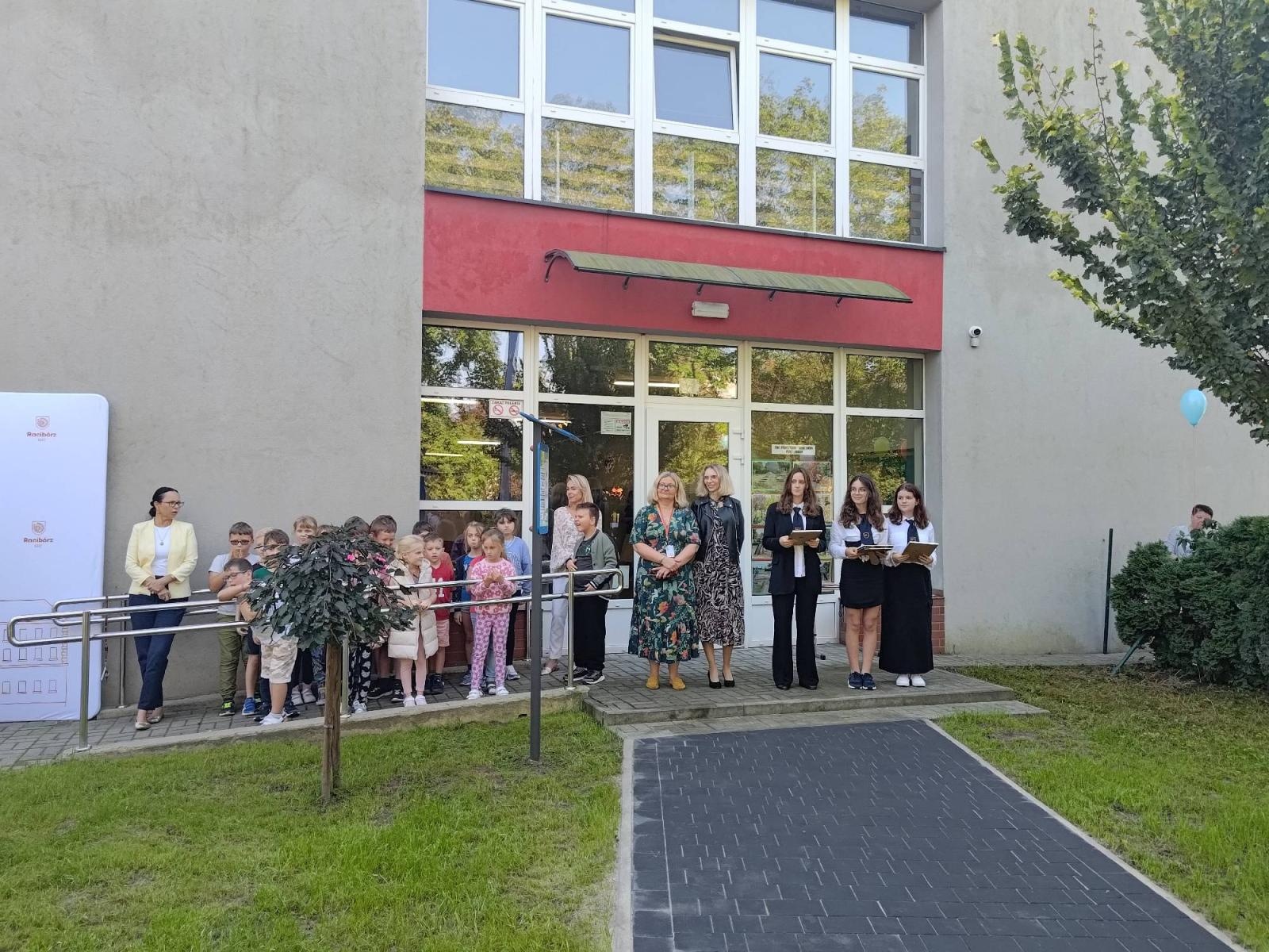 Zdjęcie w galerii na portalu naszraciborz.pl: Nowy plac zabaw przy SP 1 na Ostrogu już otwarty wiadomości z regionu