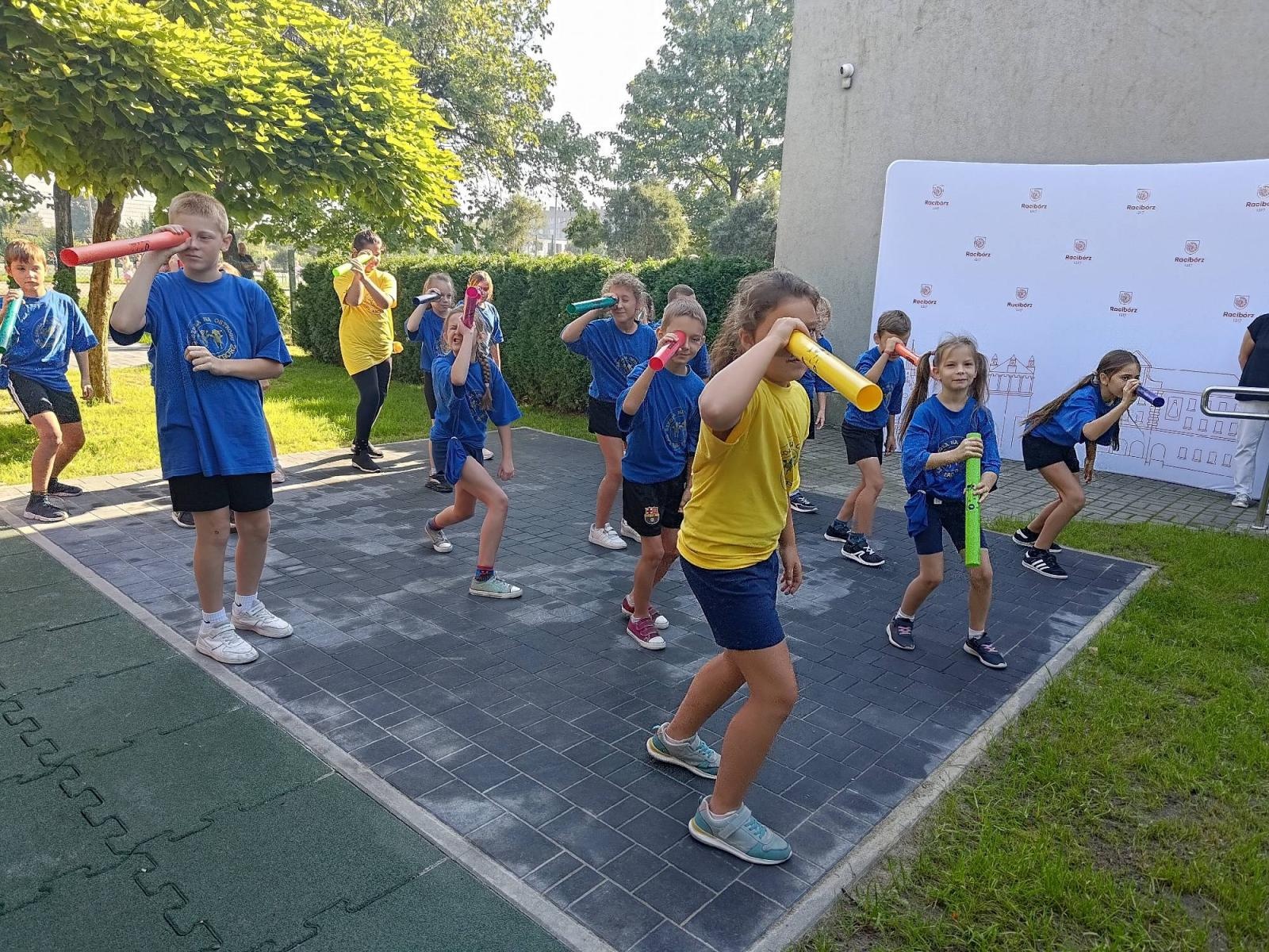 Zdjęcie w galerii na portalu naszraciborz.pl: Nowy plac zabaw przy SP 1 na Ostrogu już otwarty wiadomości z regionu