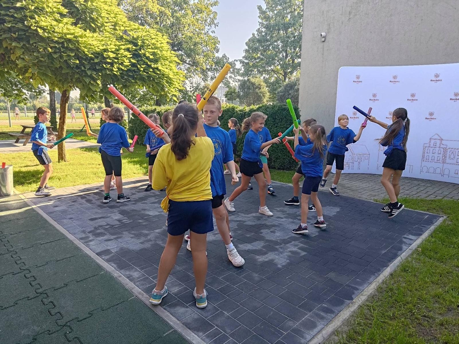 Zdjęcie w galerii na portalu naszraciborz.pl: Nowy plac zabaw przy SP 1 na Ostrogu już otwarty wiadomości z regionu