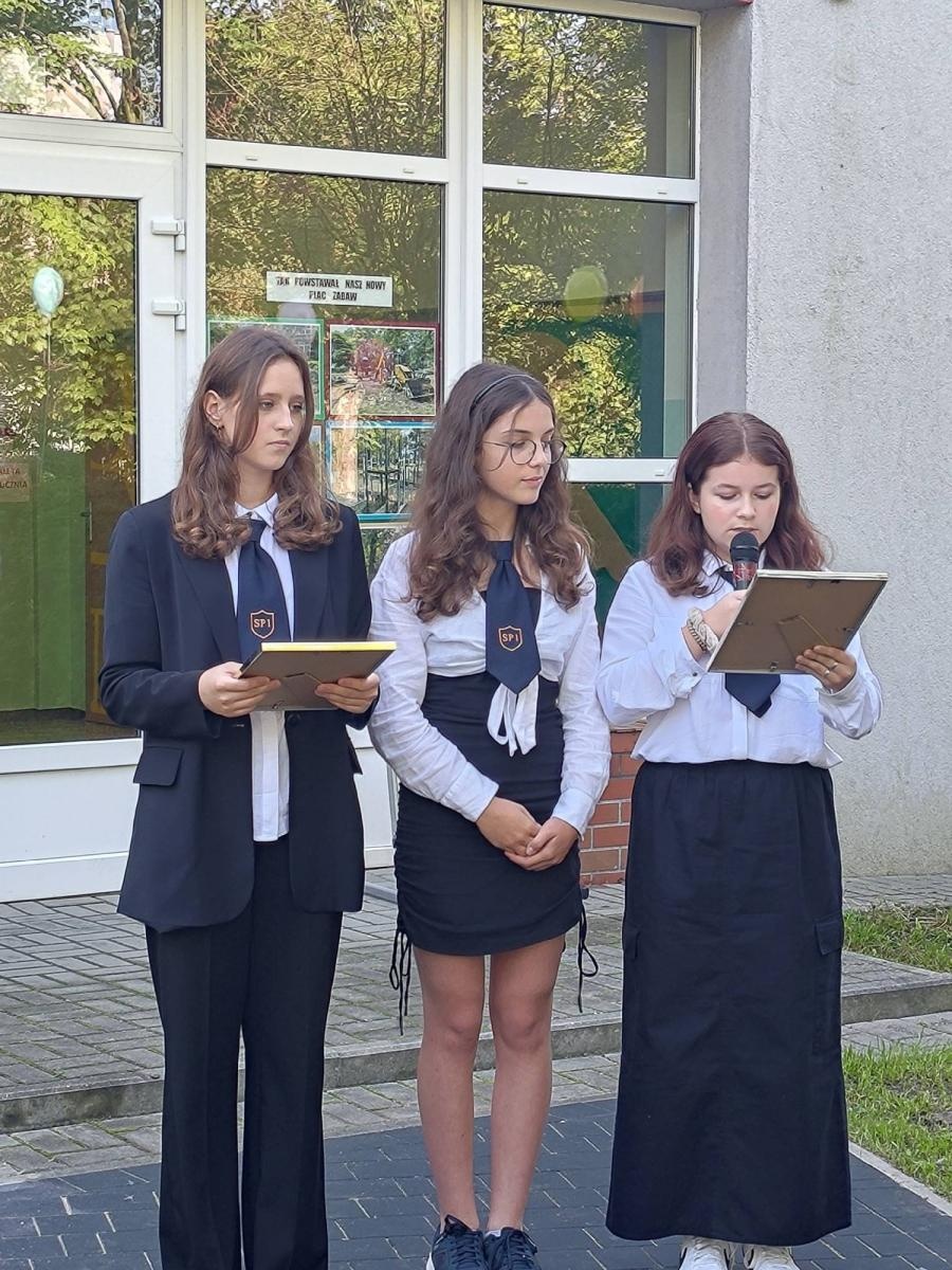 Zdjęcie w galerii na portalu naszraciborz.pl: Nowy plac zabaw przy SP 1 na Ostrogu już otwarty wiadomości z regionu