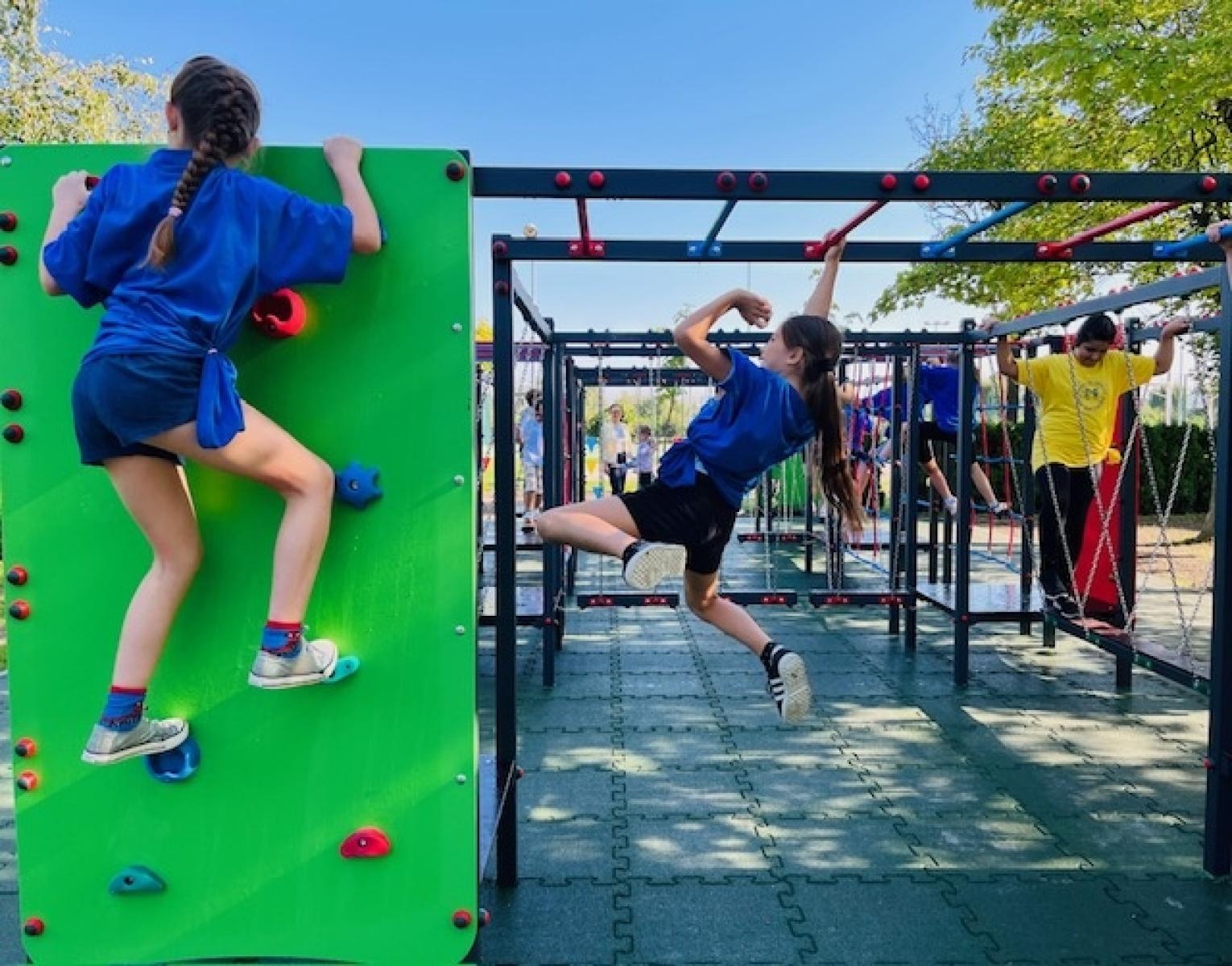 Zdjęcie w galerii na portalu naszraciborz.pl: Nowy plac zabaw przy SP 1 na Ostrogu już otwarty wiadomości z regionu