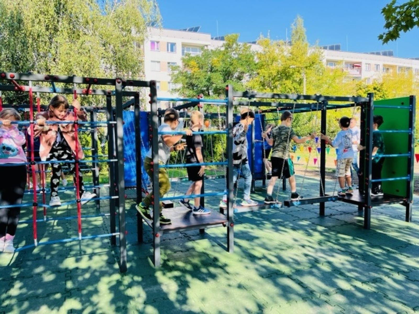 Zdjęcie w galerii na portalu naszraciborz.pl: Nowy plac zabaw przy SP 1 na Ostrogu już otwarty wiadomości z regionu