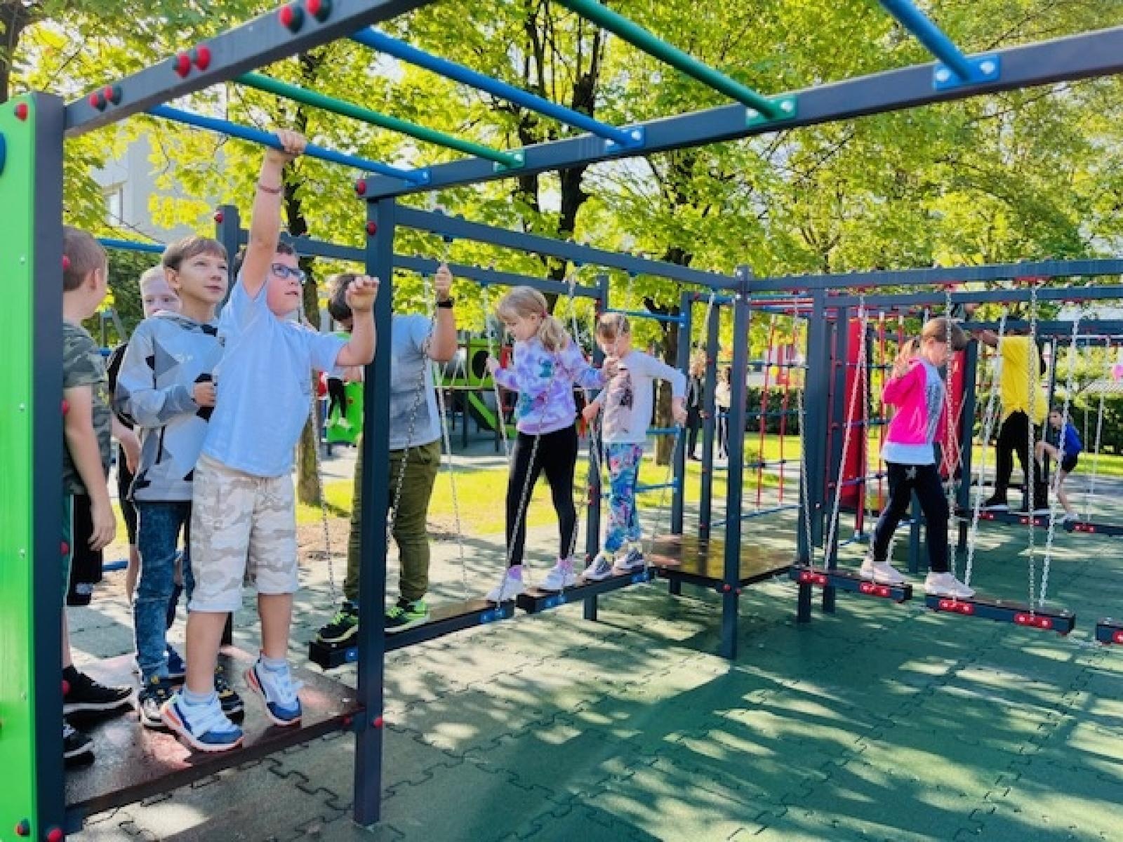 Zdjęcie w galerii na portalu naszraciborz.pl: Nowy plac zabaw przy SP 1 na Ostrogu już otwarty wiadomości z regionu