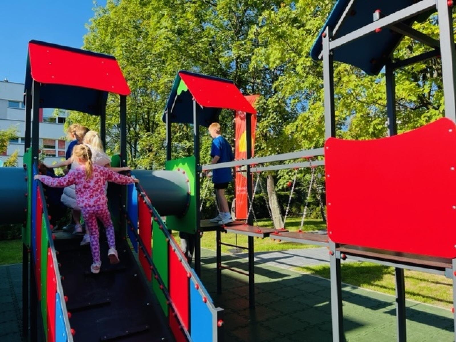 Zdjęcie w galerii na portalu naszraciborz.pl: Nowy plac zabaw przy SP 1 na Ostrogu już otwarty wiadomości z regionu