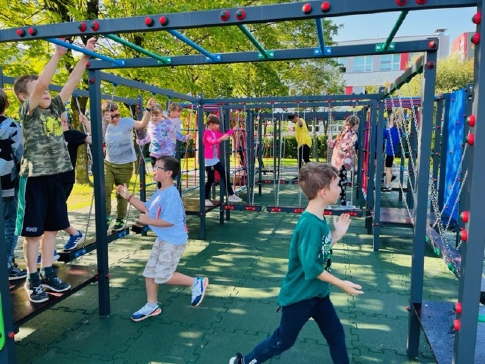 Zdjęcie w galerii na portalu naszraciborz.pl: Nowy plac zabaw przy SP 1 na Ostrogu już otwarty wiadomości z regionu