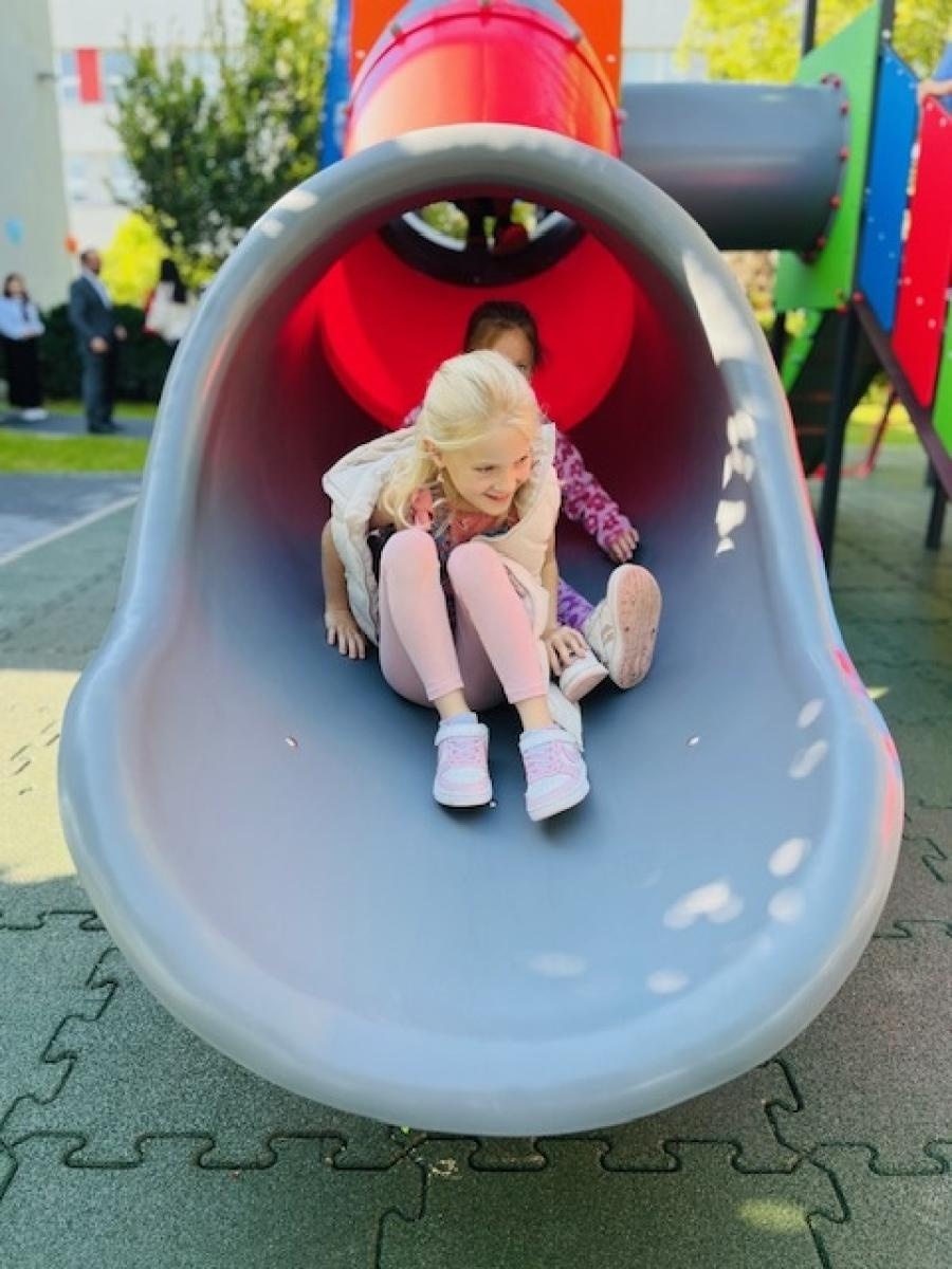 Zdjęcie w galerii na portalu naszraciborz.pl: Nowy plac zabaw przy SP 1 na Ostrogu już otwarty wiadomości z regionu