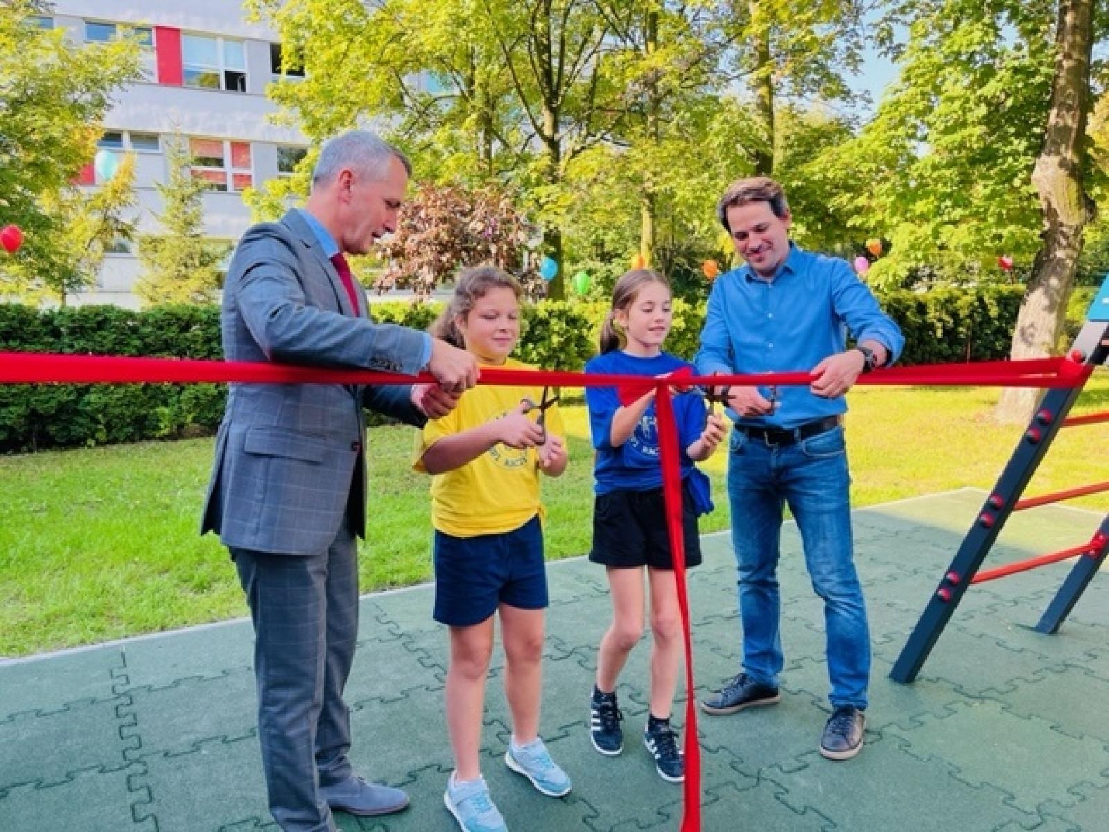 Zdjęcie w galerii na portalu naszraciborz.pl: Nowy plac zabaw przy SP 1 na Ostrogu już otwarty wiadomości z regionu