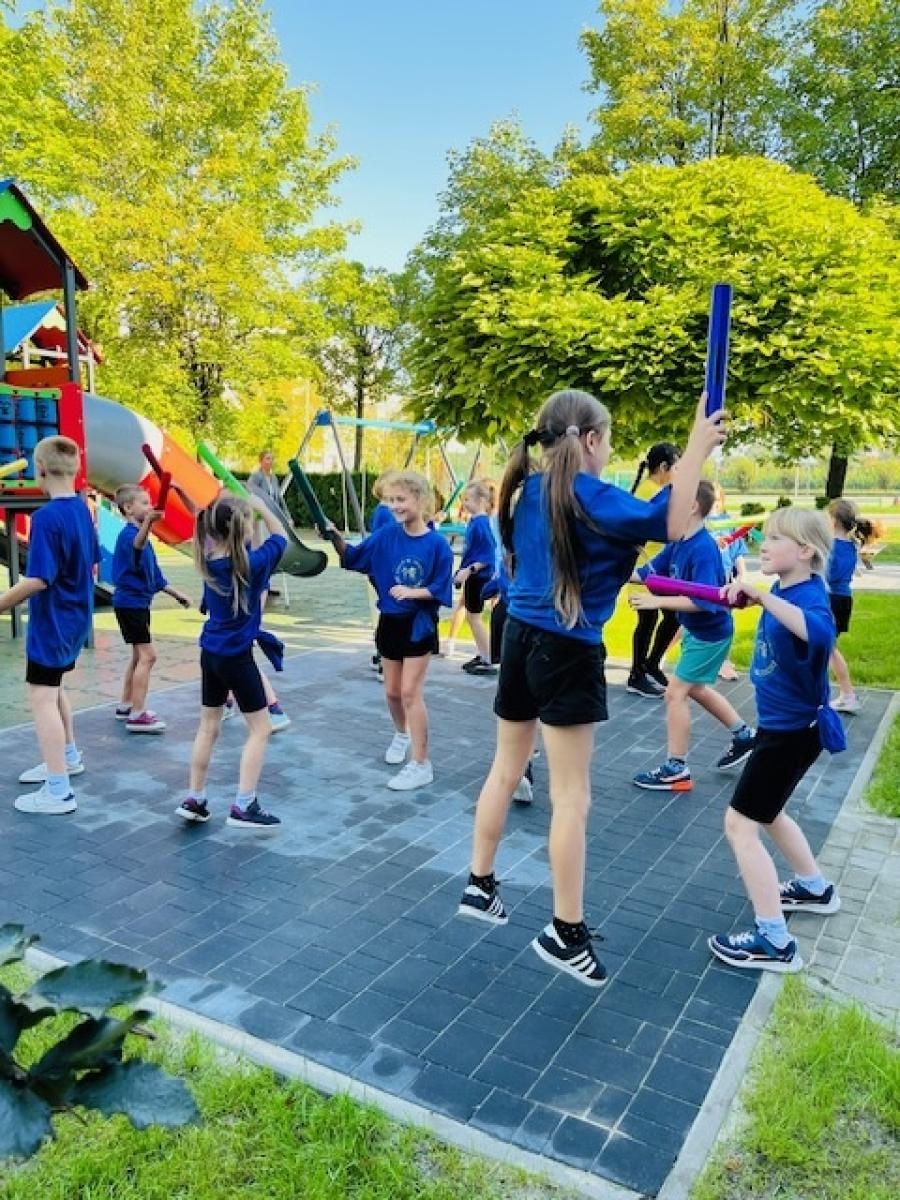 Zdjęcie w galerii na portalu naszraciborz.pl: Nowy plac zabaw przy SP 1 na Ostrogu już otwarty wiadomości z regionu