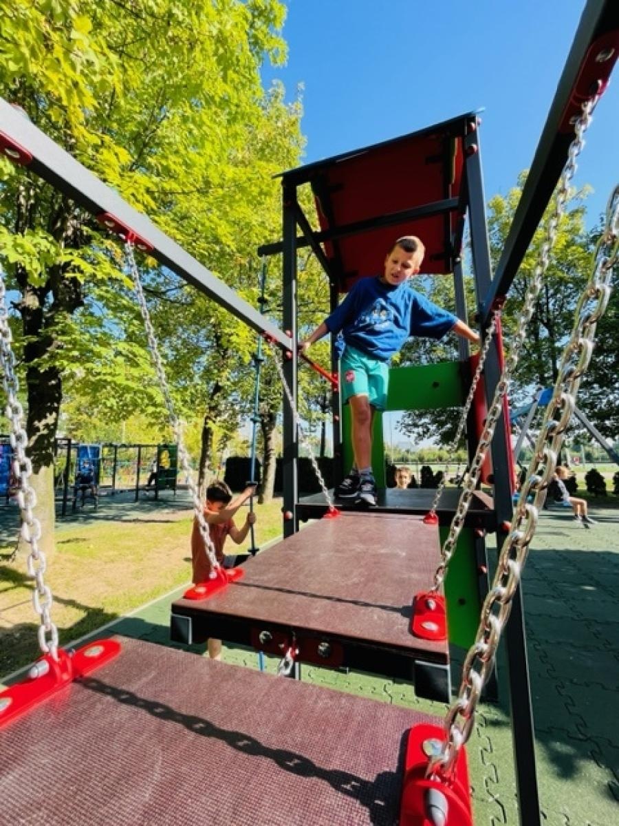 Zdjęcie w galerii na portalu naszraciborz.pl: Nowy plac zabaw przy SP 1 na Ostrogu już otwarty wiadomości z regionu