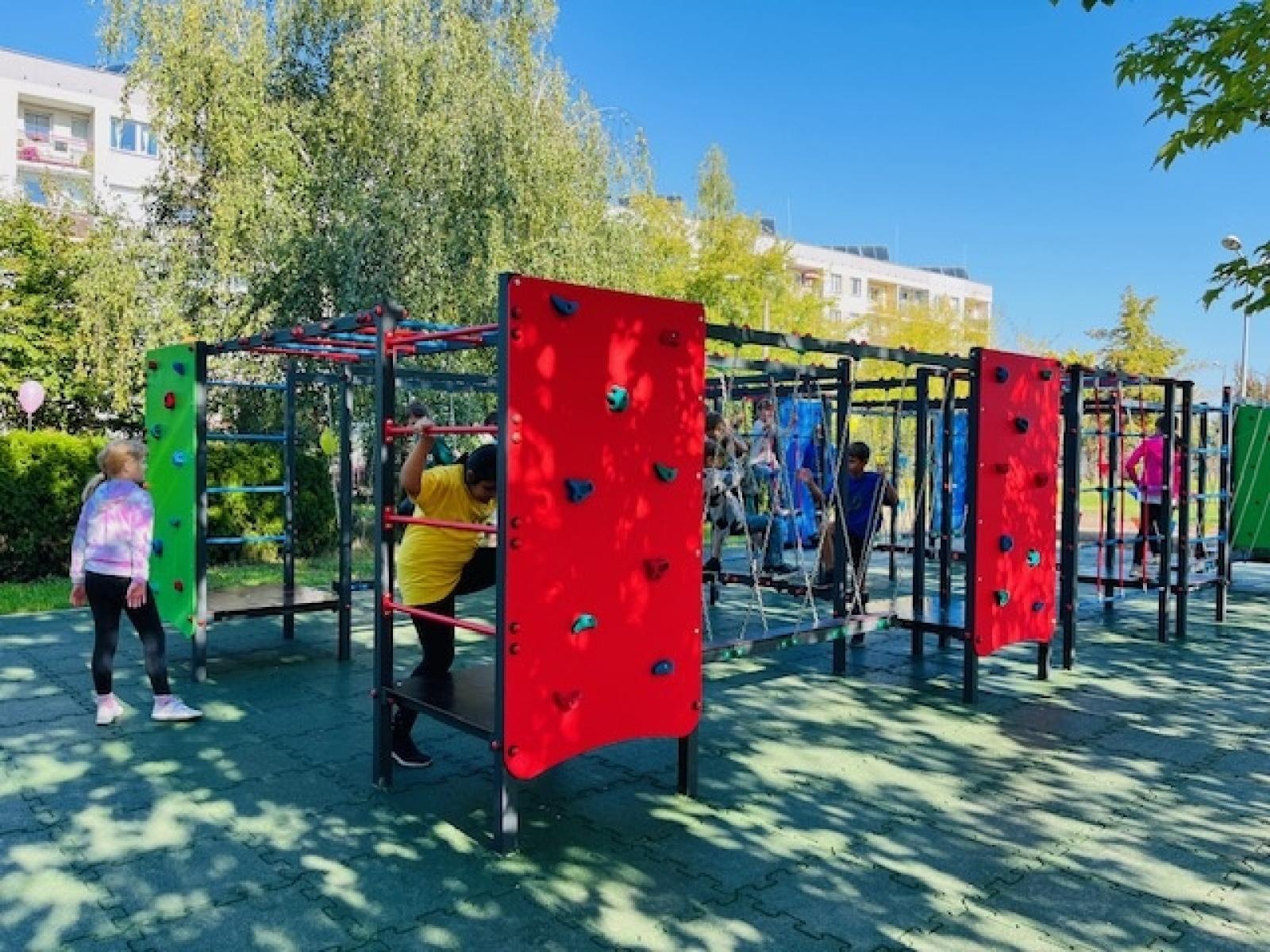 Zdjęcie w galerii na portalu naszraciborz.pl: Nowy plac zabaw przy SP 1 na Ostrogu już otwarty wiadomości z regionu