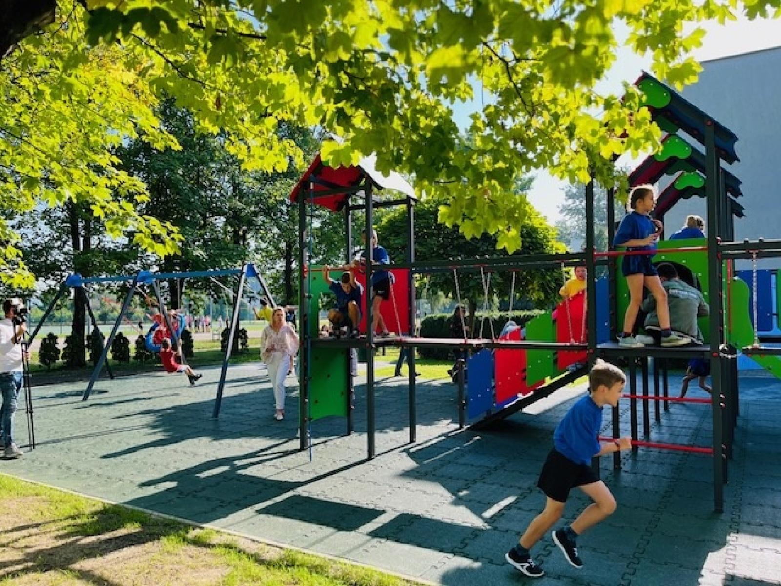 Zdjęcie w galerii na portalu naszraciborz.pl: Nowy plac zabaw przy SP 1 na Ostrogu już otwarty wiadomości z regionu