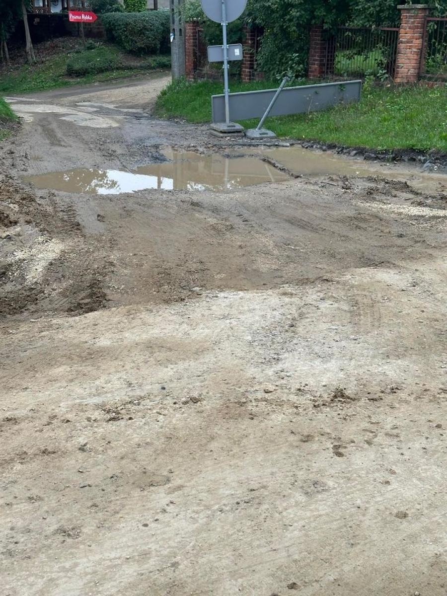 Zdjęcie w galerii na portalu naszraciborz.pl: Wiejska tonie w błocie, mieszkańcy uszkadzają samochody, a starostwo wydało komunikat wiadomości z regionu