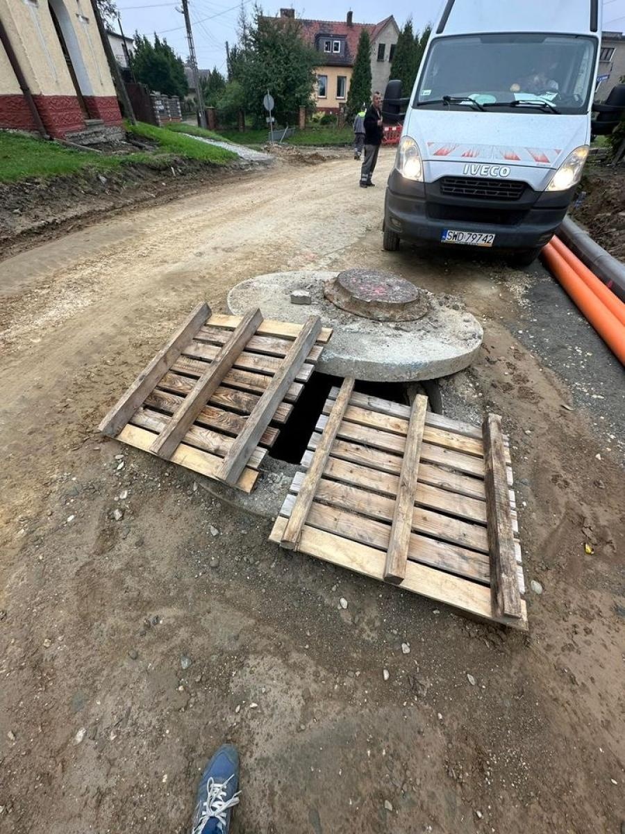 Zdjęcie w galerii na portalu naszraciborz.pl: Wiejska tonie w błocie, mieszkańcy uszkadzają samochody, a starostwo wydało komunikat wiadomości z regionu