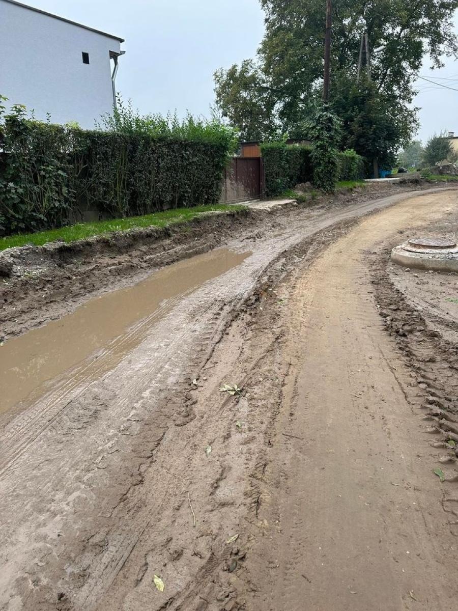 Zdjęcie w galerii na portalu naszraciborz.pl: Wiejska tonie w błocie, mieszkańcy uszkadzają samochody, a starostwo wydało komunikat wiadomości z regionu