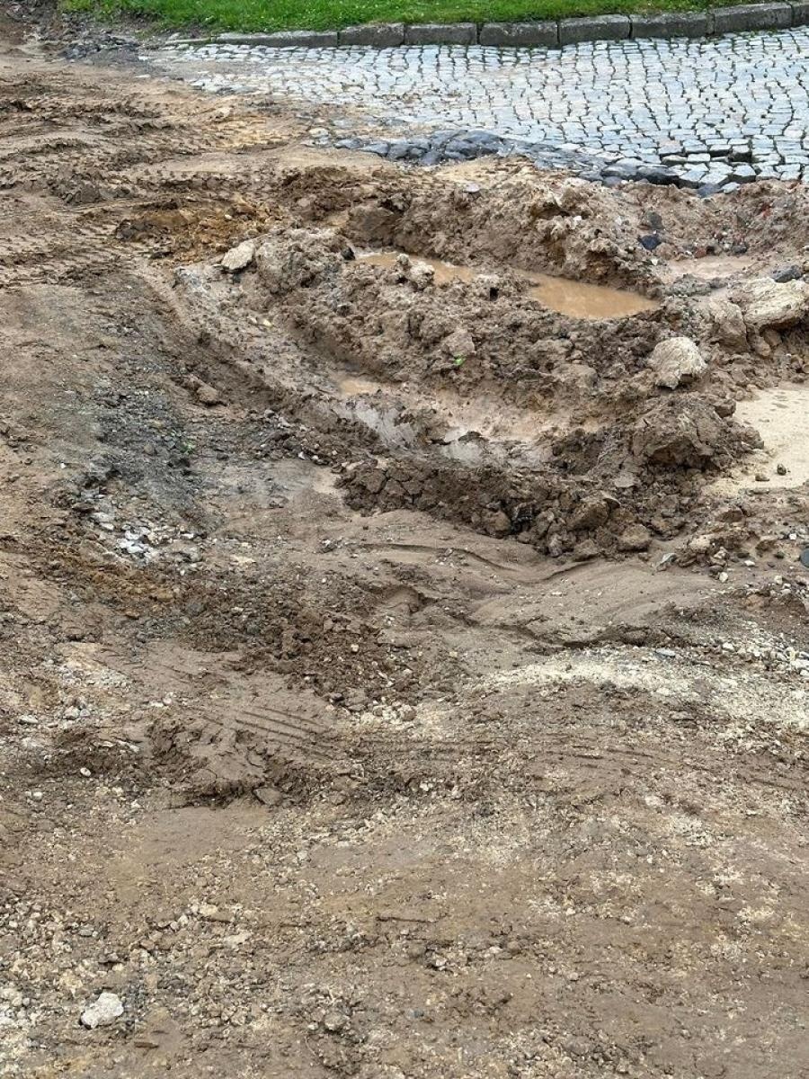 Zdjęcie w galerii na portalu naszraciborz.pl: Wiejska tonie w błocie, mieszkańcy uszkadzają samochody, a starostwo wydało komunikat wiadomości z regionu