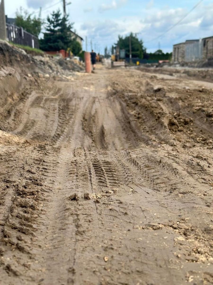 Zdjęcie w galerii na portalu naszraciborz.pl: Wiejska tonie w błocie, mieszkańcy uszkadzają samochody, a starostwo wydało komunikat wiadomości z regionu