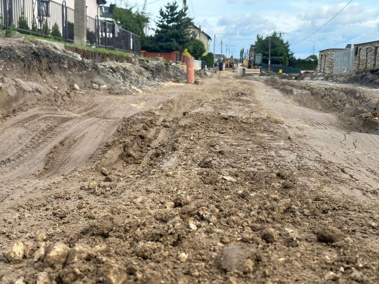 Zdjęcie w galerii na portalu naszraciborz.pl: Wiejska tonie w błocie, mieszkańcy uszkadzają samochody, a starostwo wydało komunikat wiadomości z regionu