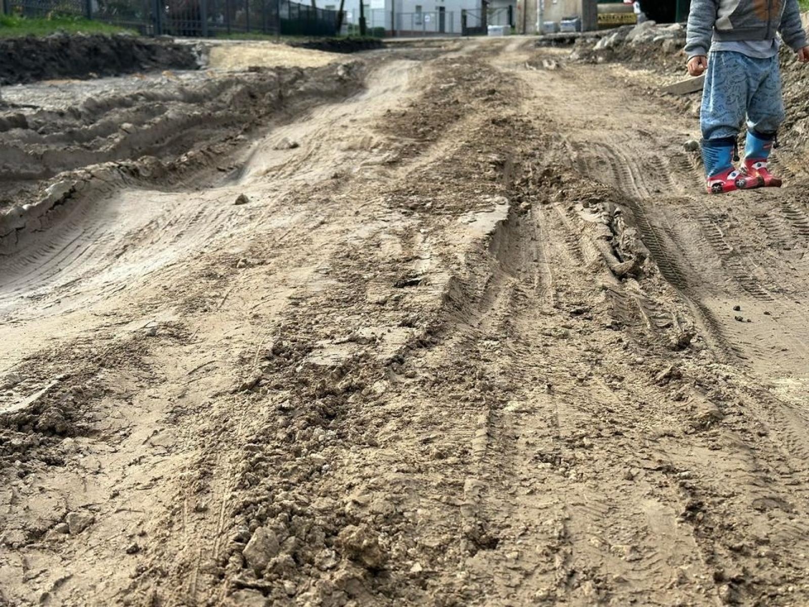 Zdjęcie w galerii na portalu naszraciborz.pl: Wiejska tonie w błocie, mieszkańcy uszkadzają samochody, a starostwo wydało komunikat wiadomości z regionu