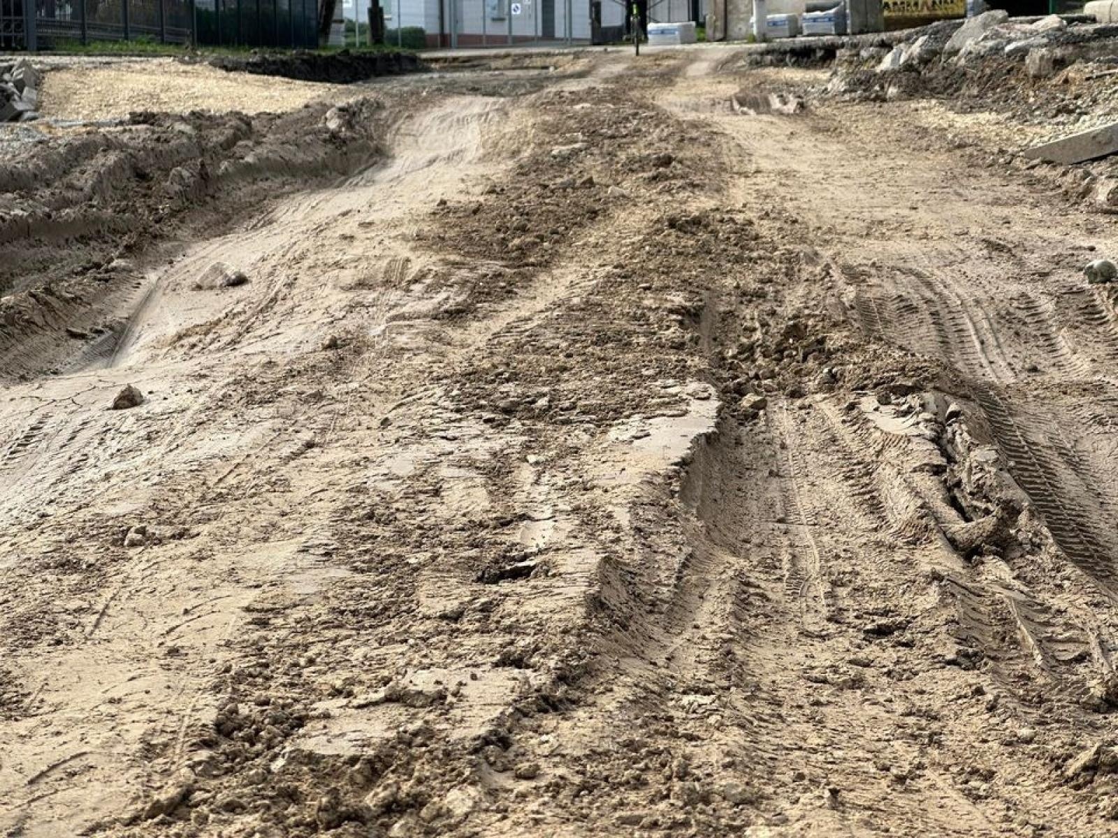 Zdjęcie w galerii na portalu naszraciborz.pl: Wiejska tonie w błocie, mieszkańcy uszkadzają samochody, a starostwo wydało komunikat wiadomości z regionu